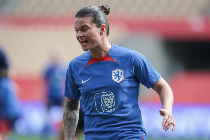 Sherida Spitse bij de training van de OranjeLeeuwinnen