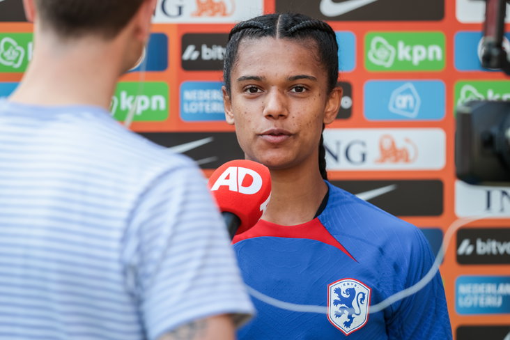 Esmee Brugts houdt een interview