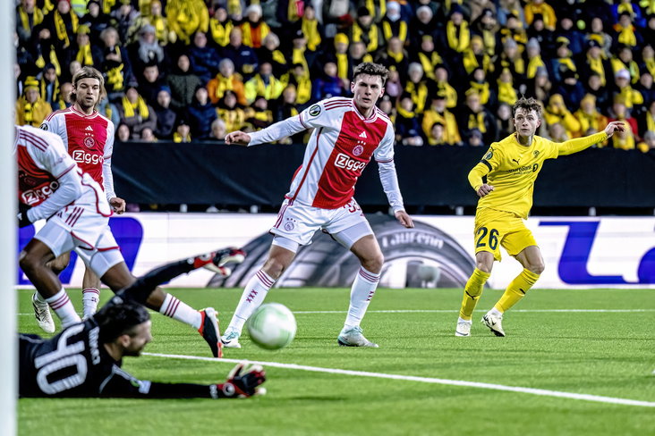 Diant Ramaj duikt naar de bal