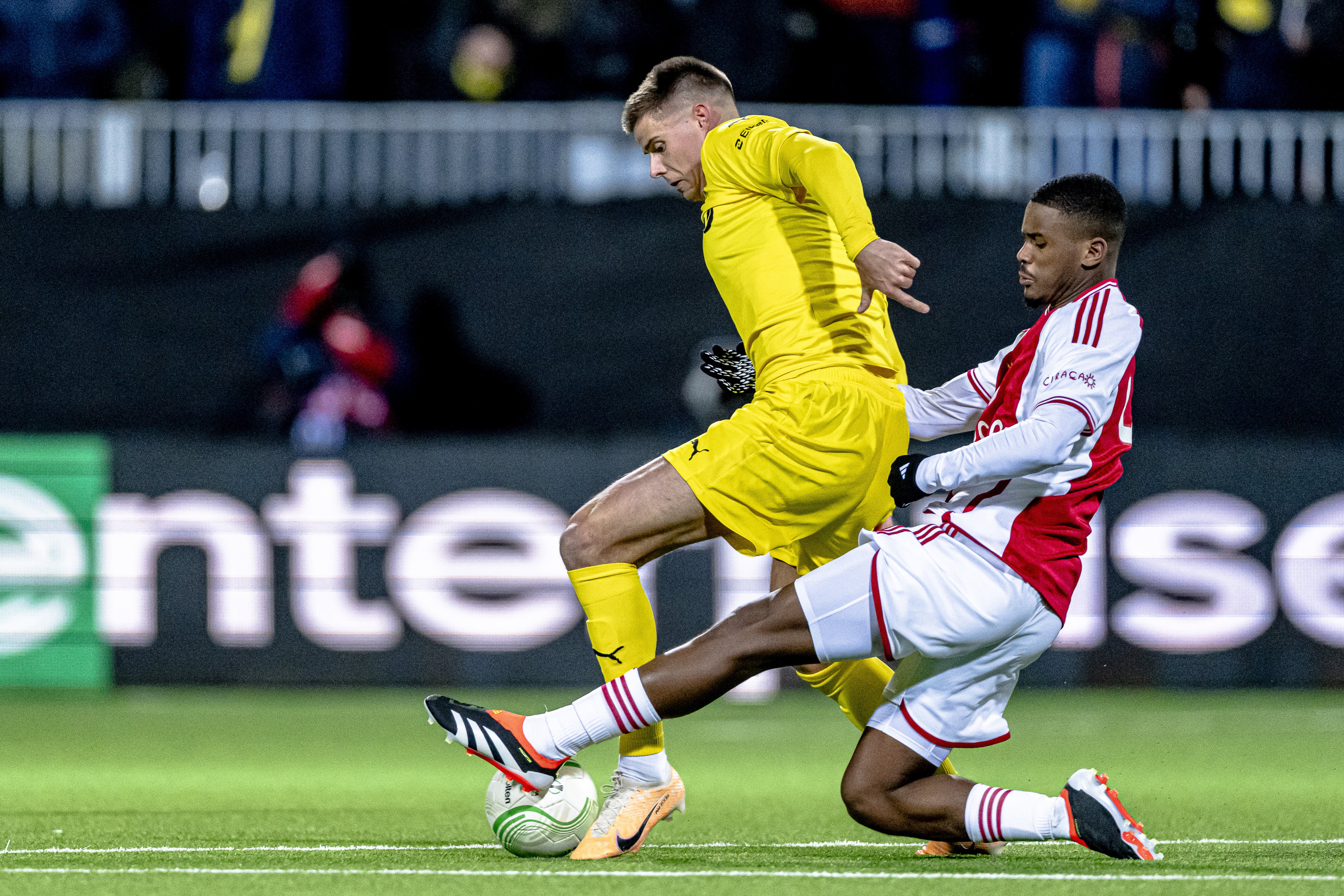 Jorrel Hato in duel met Oscar Kapskarmo