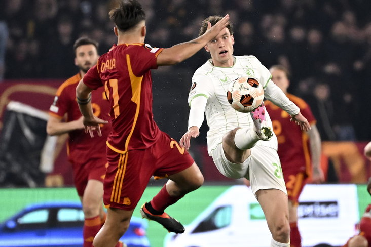 Mats Wieffer in actie tegen AS Roma