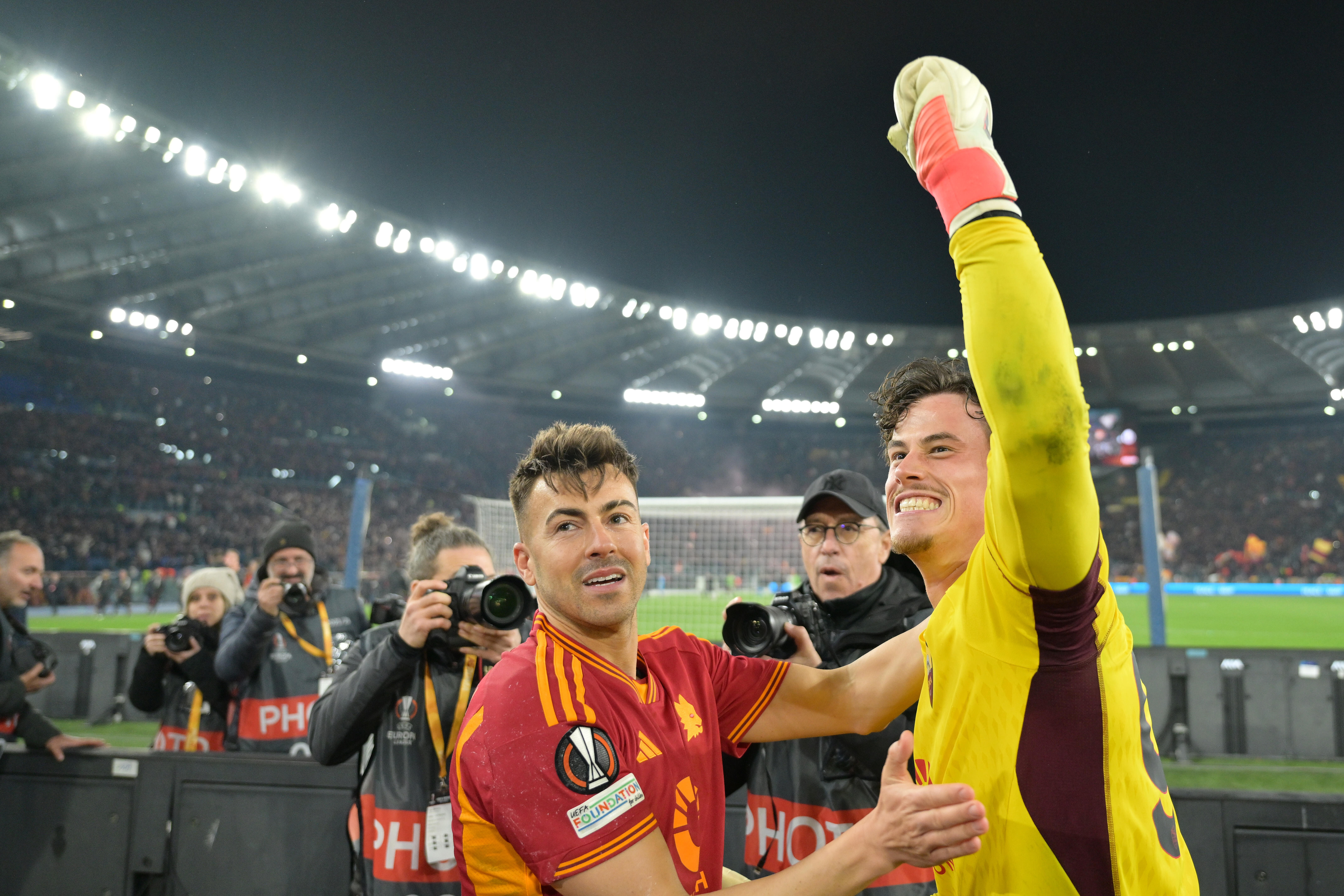 Mile Svilar is de gevierde man na de winst van AS Roma op Feyenoord