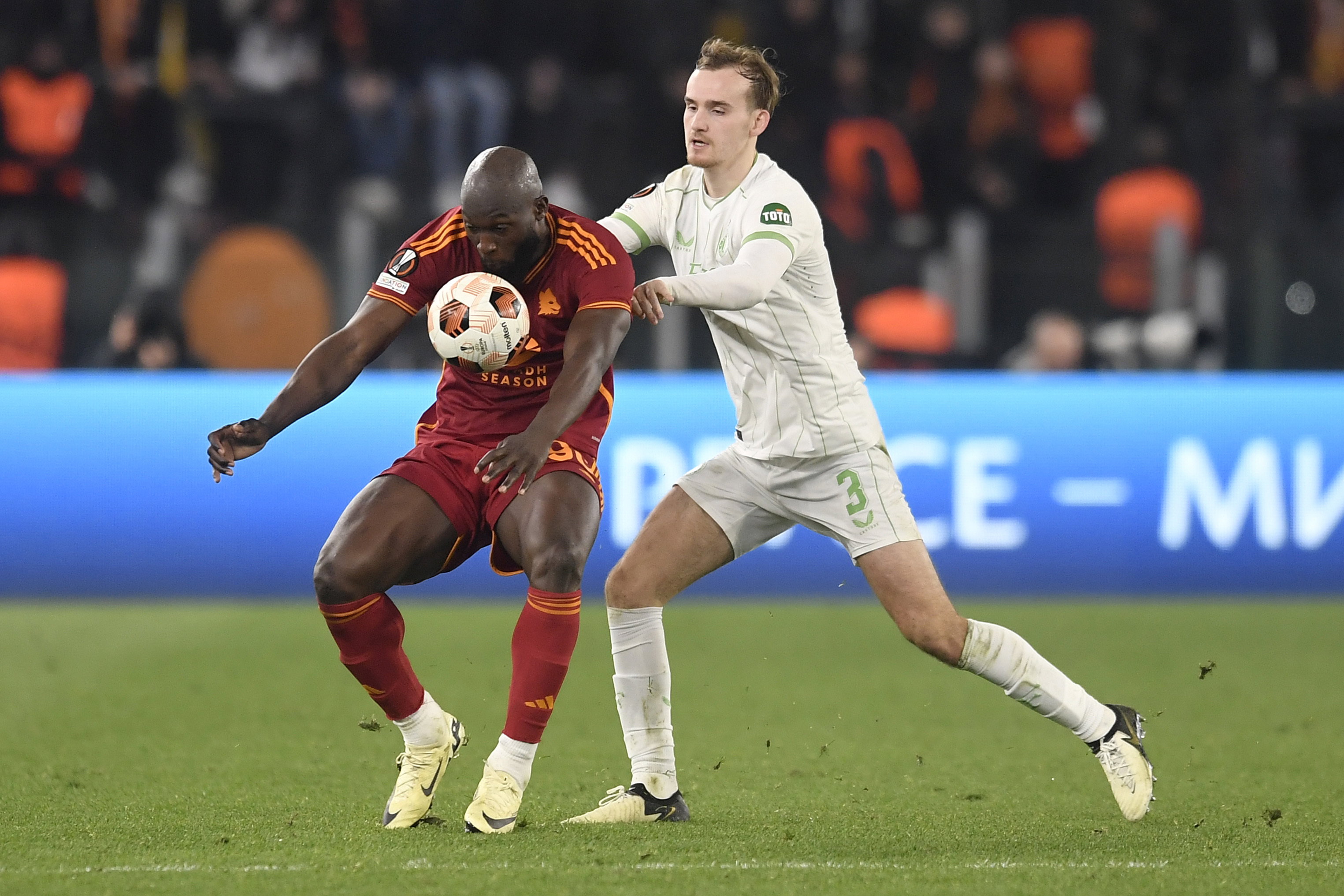 Thomas Beelen in duel met Romelu Lukaku
