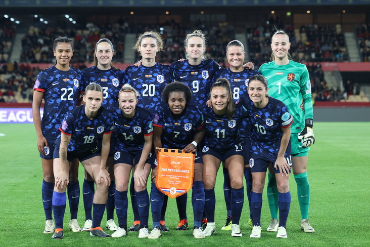 Het elftal van de OranjeLeeuwinnen voor de wedstrijd tegen Spanje