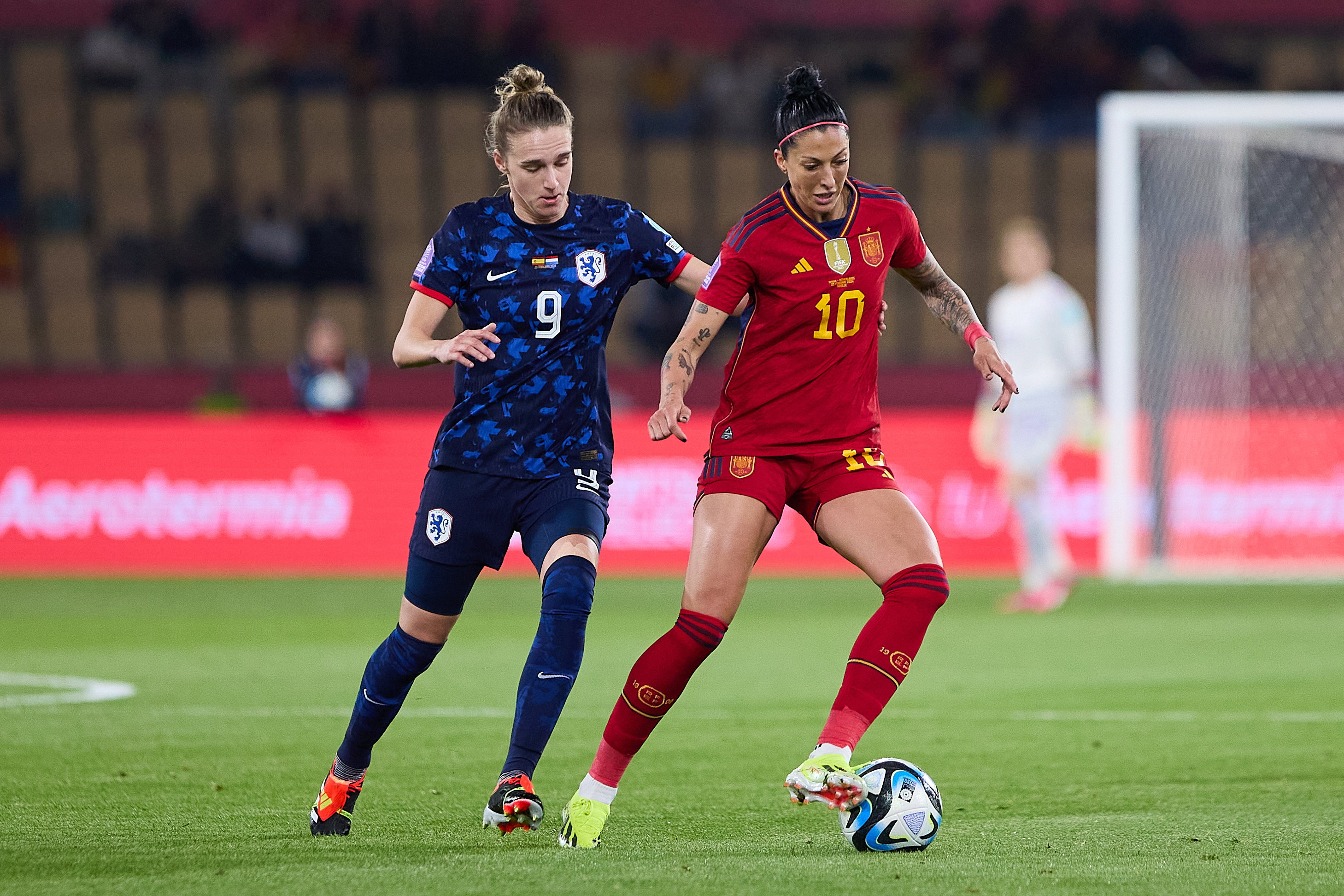 Vivianne Miedema in duel met Jenni Hermoso