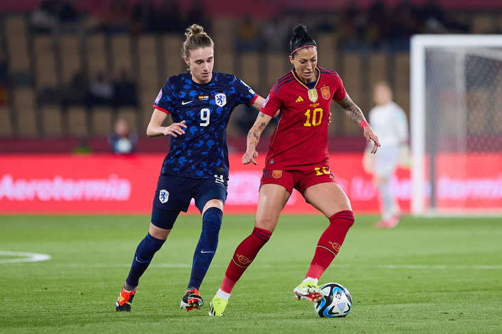 Vivianne Miedema in duel met Jenni Hermoso