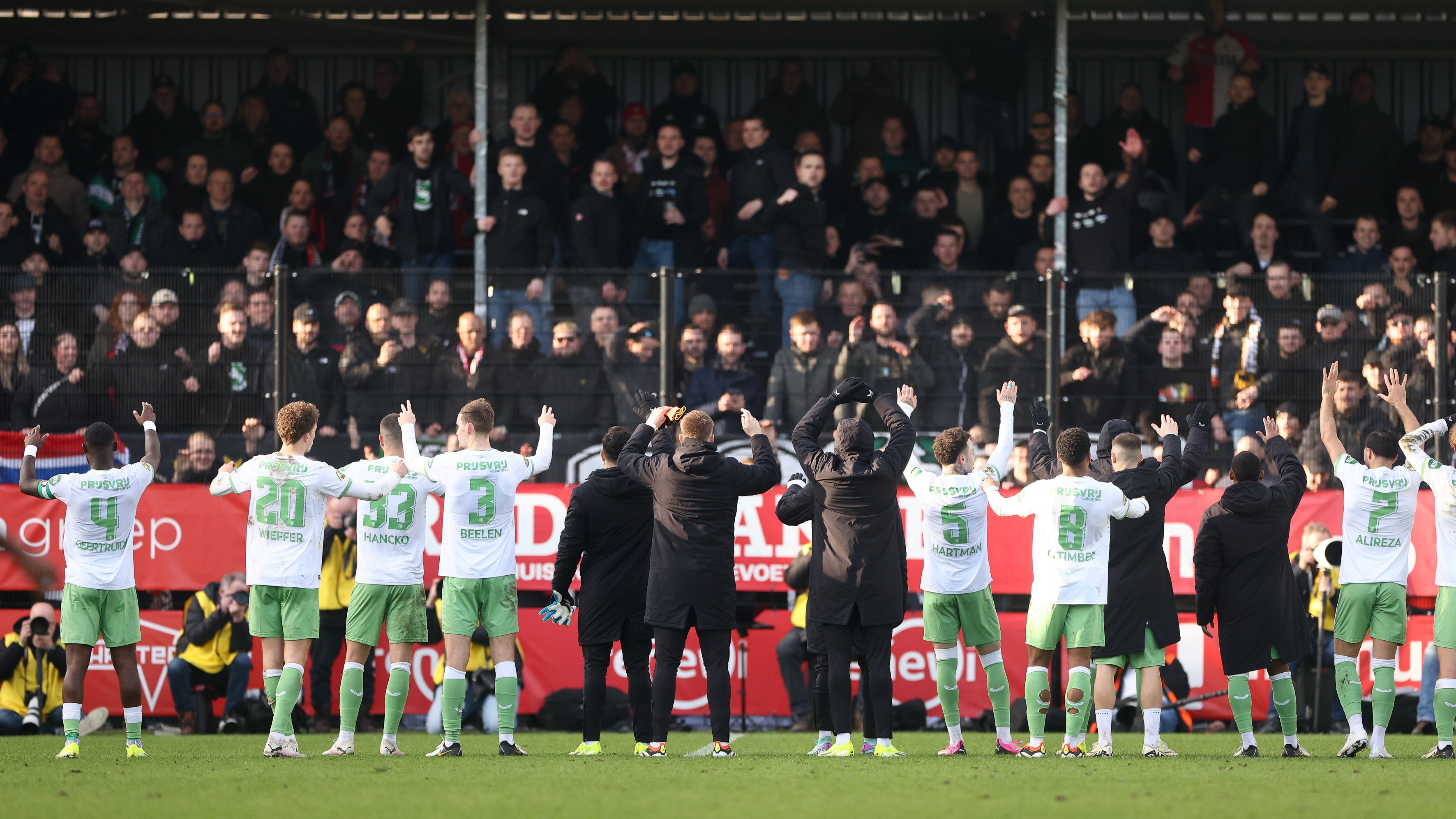 Almere City - Feyenoord, spelers bedanken de meegereisde fans