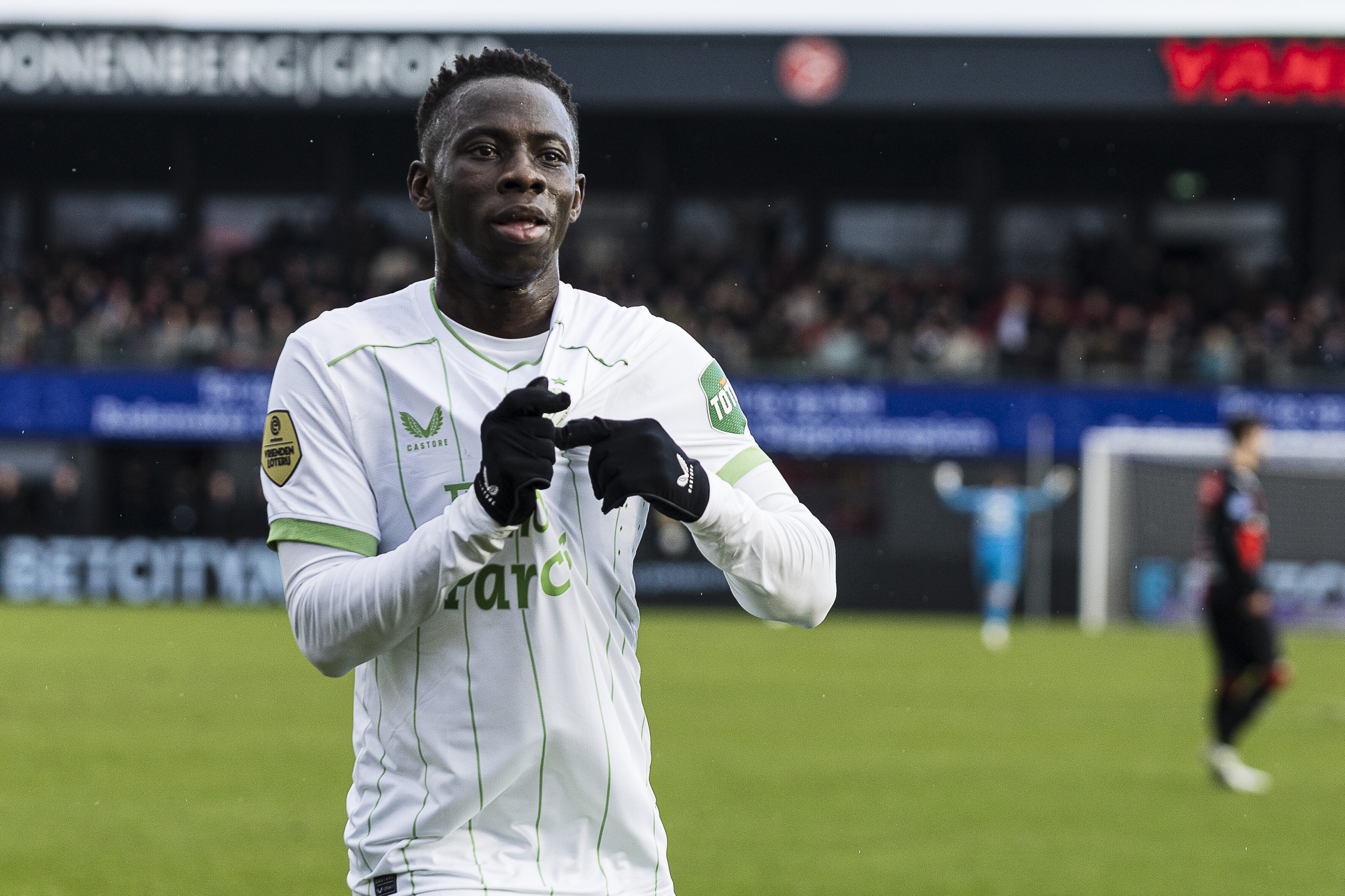 Minteh juicht na goal tegen Almere City