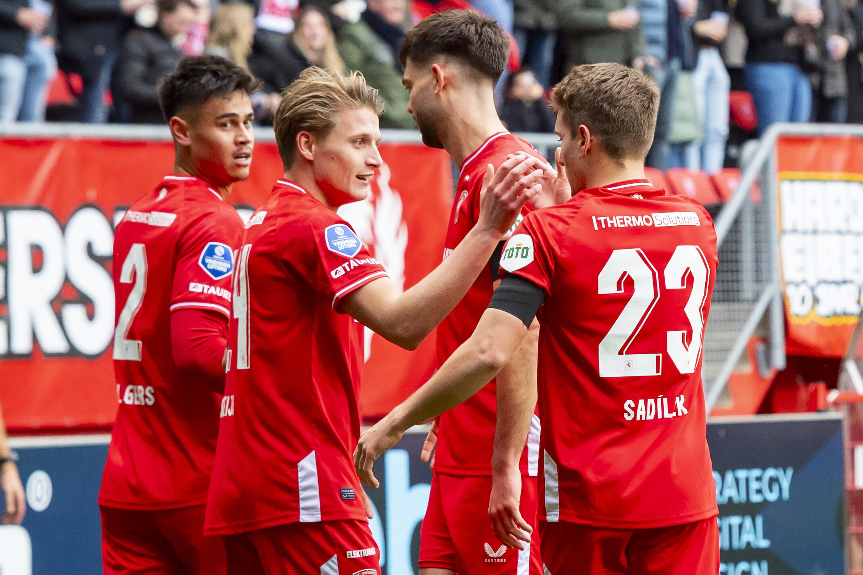 Sem Steijn krijgt de felicitaties van Michal Sadilek