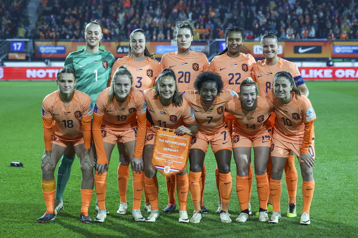 Het elftal van de OranjeLeeuwinnen voor de wedstrijd tegen Duitsland