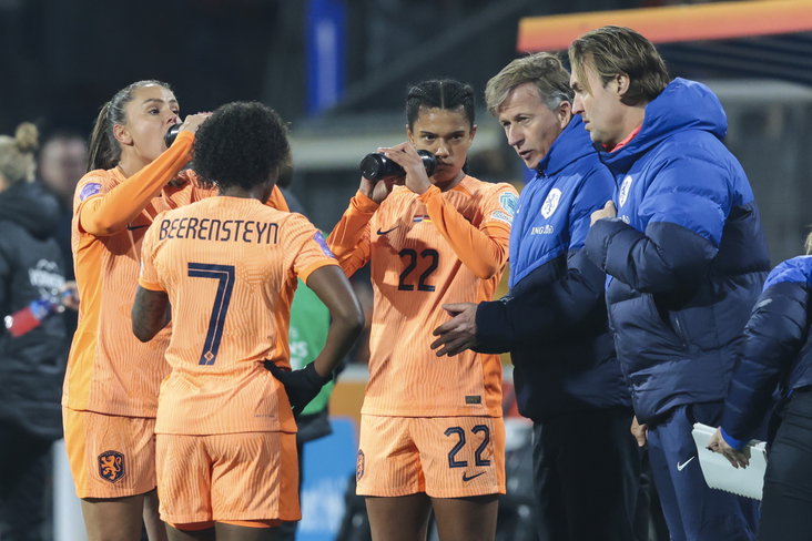 Andries Jonker geeft instructies aan de OranjeLeeuwinnen