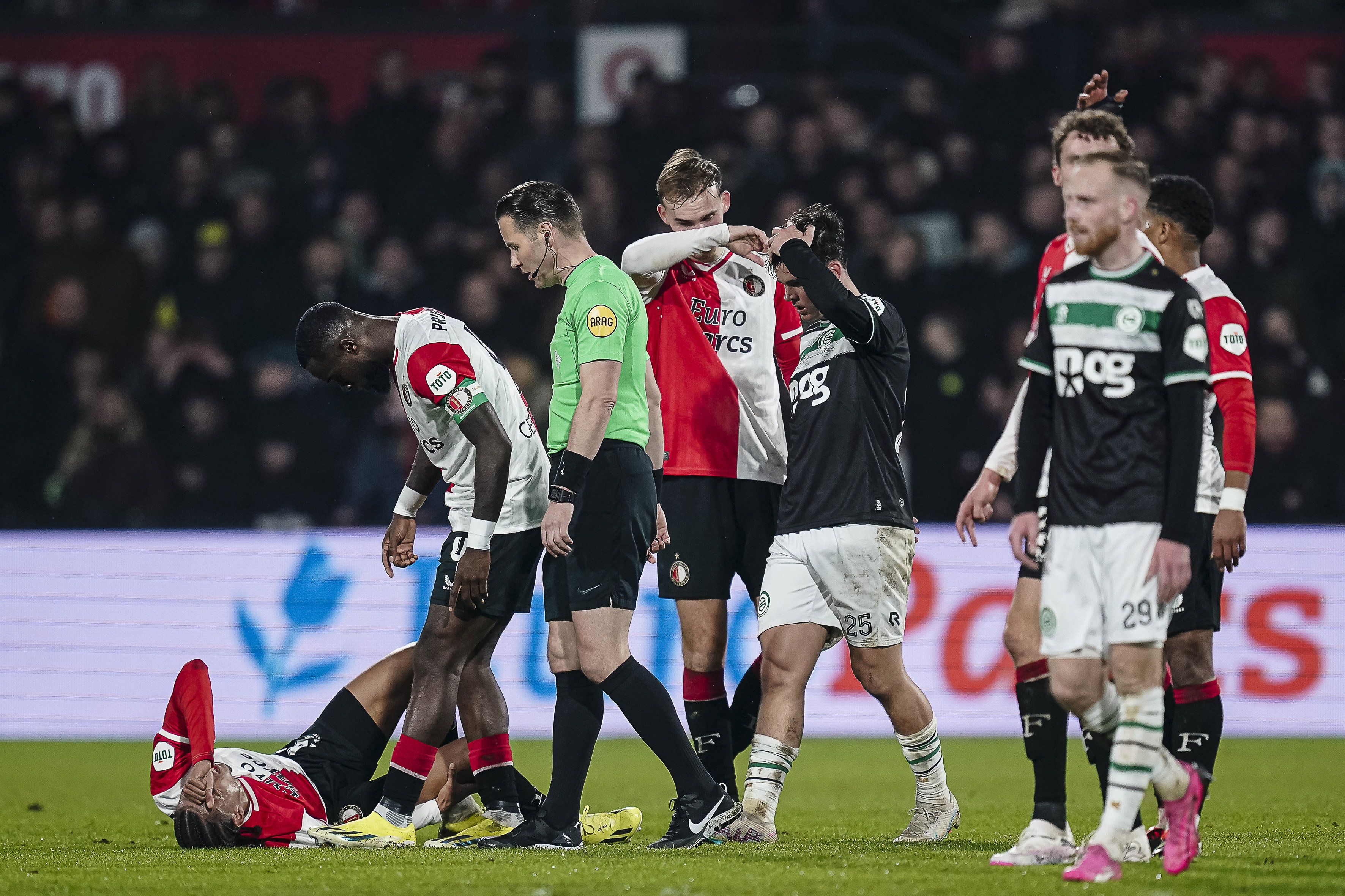 Calvin Stengs ligt geblesseerd op het veld