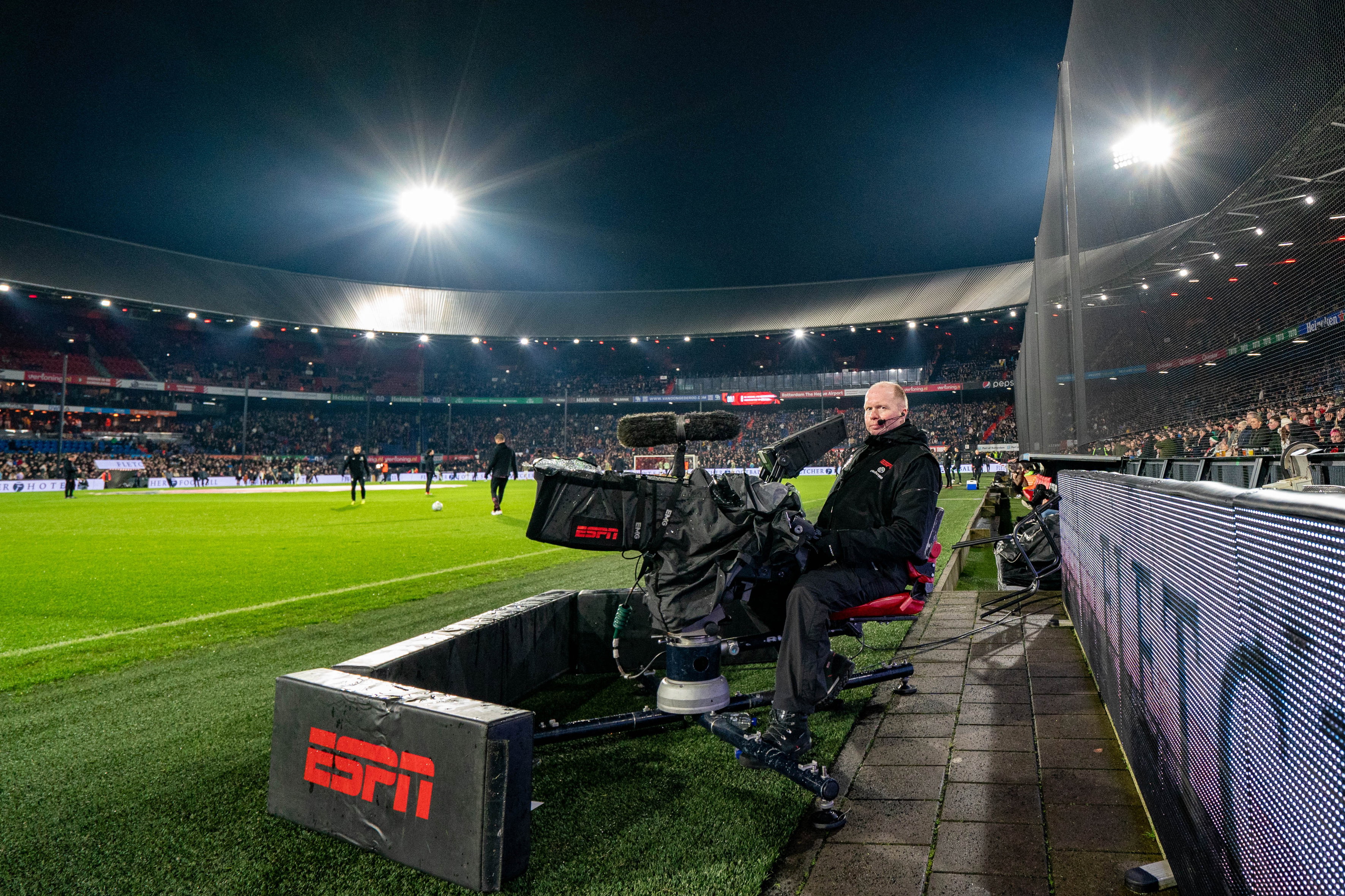 Een camera van ESPN in De Kuip