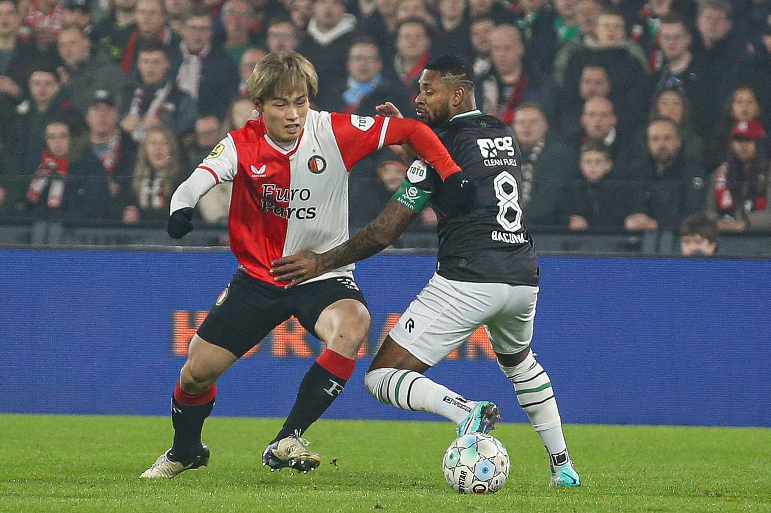 Ayase Ueda en Leandro Bacuna