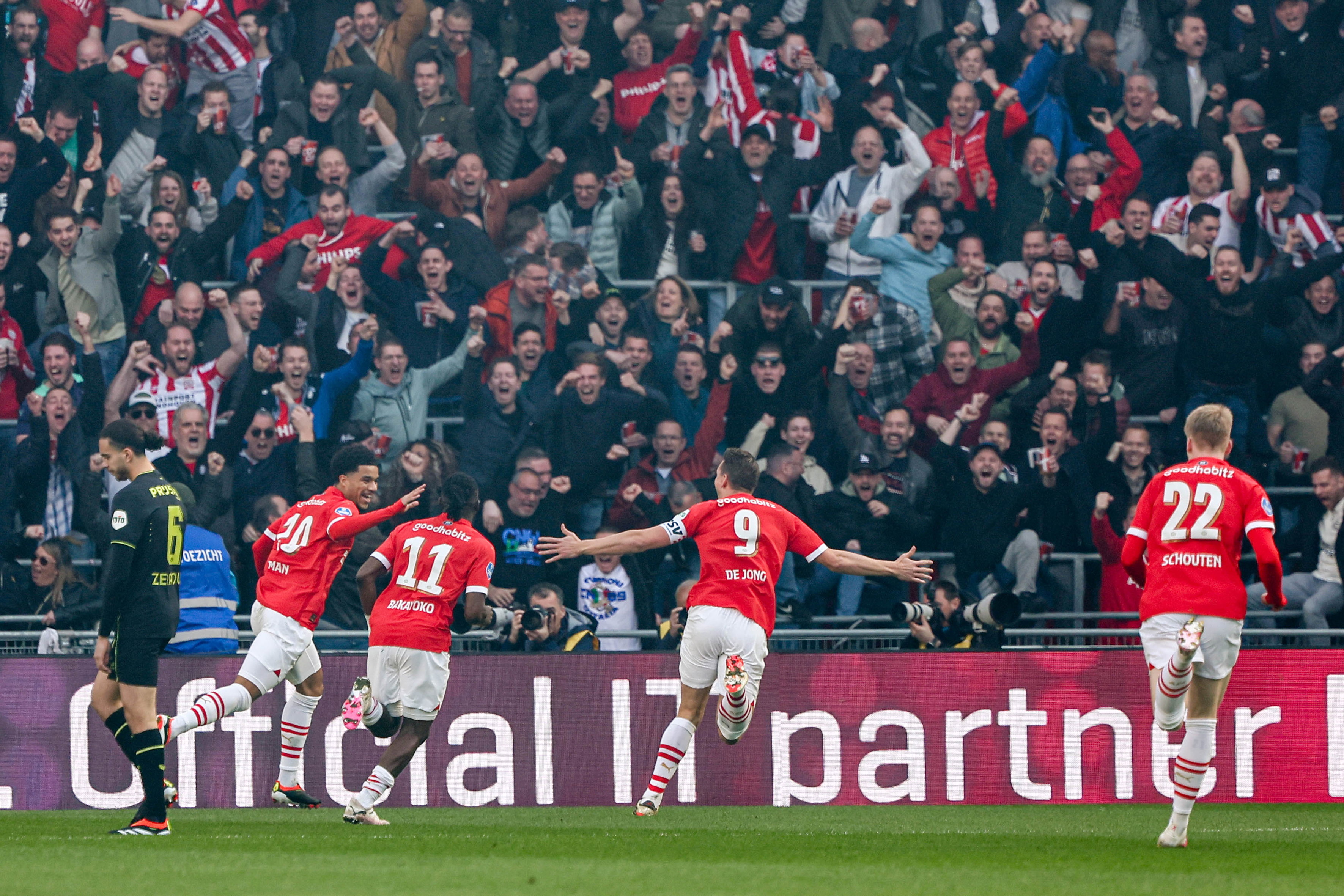 PSV viert de 1-0 van Malik Tillman tegen Feyenoord
