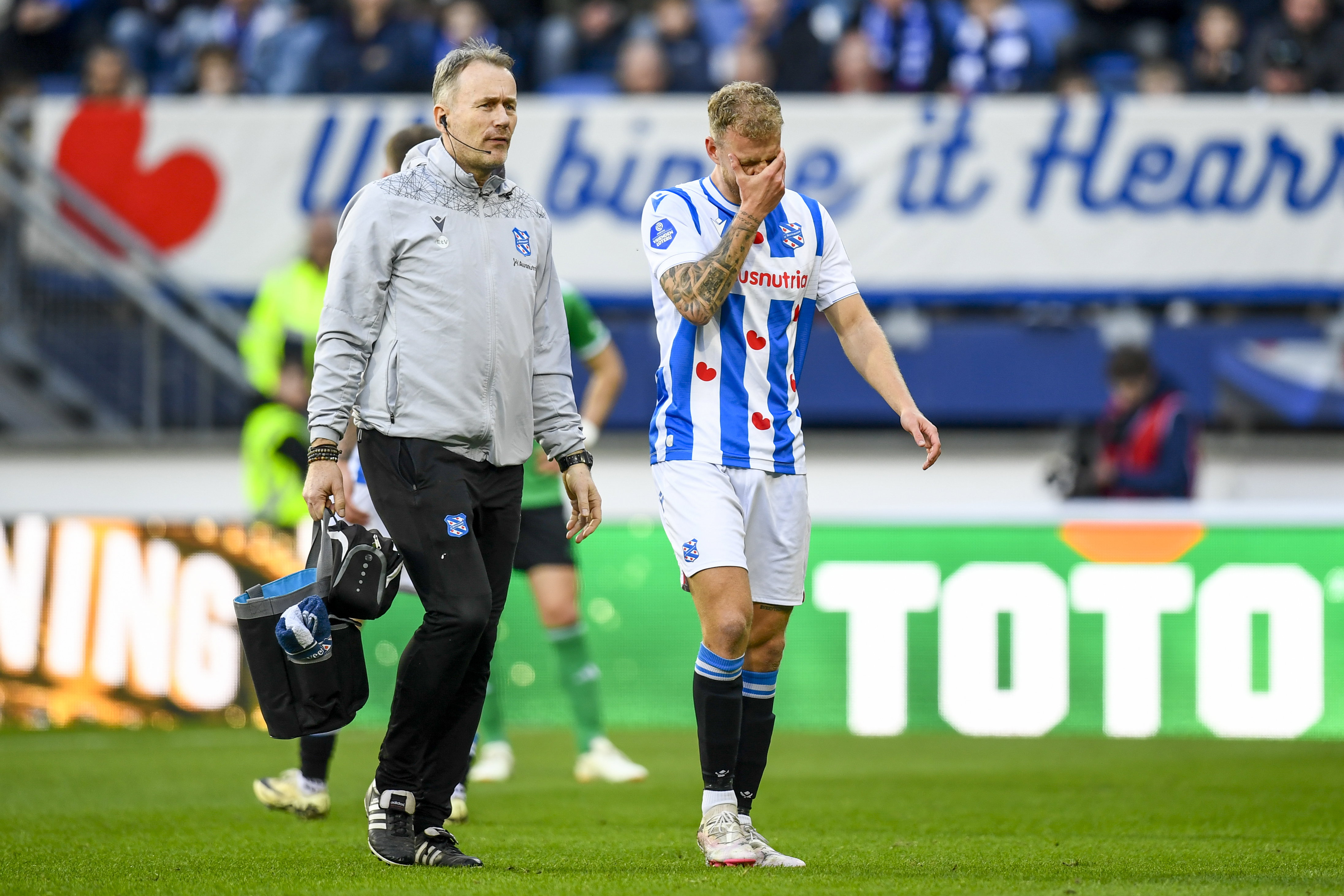 Luuk Brouwers verlaat geblesseerd het veld