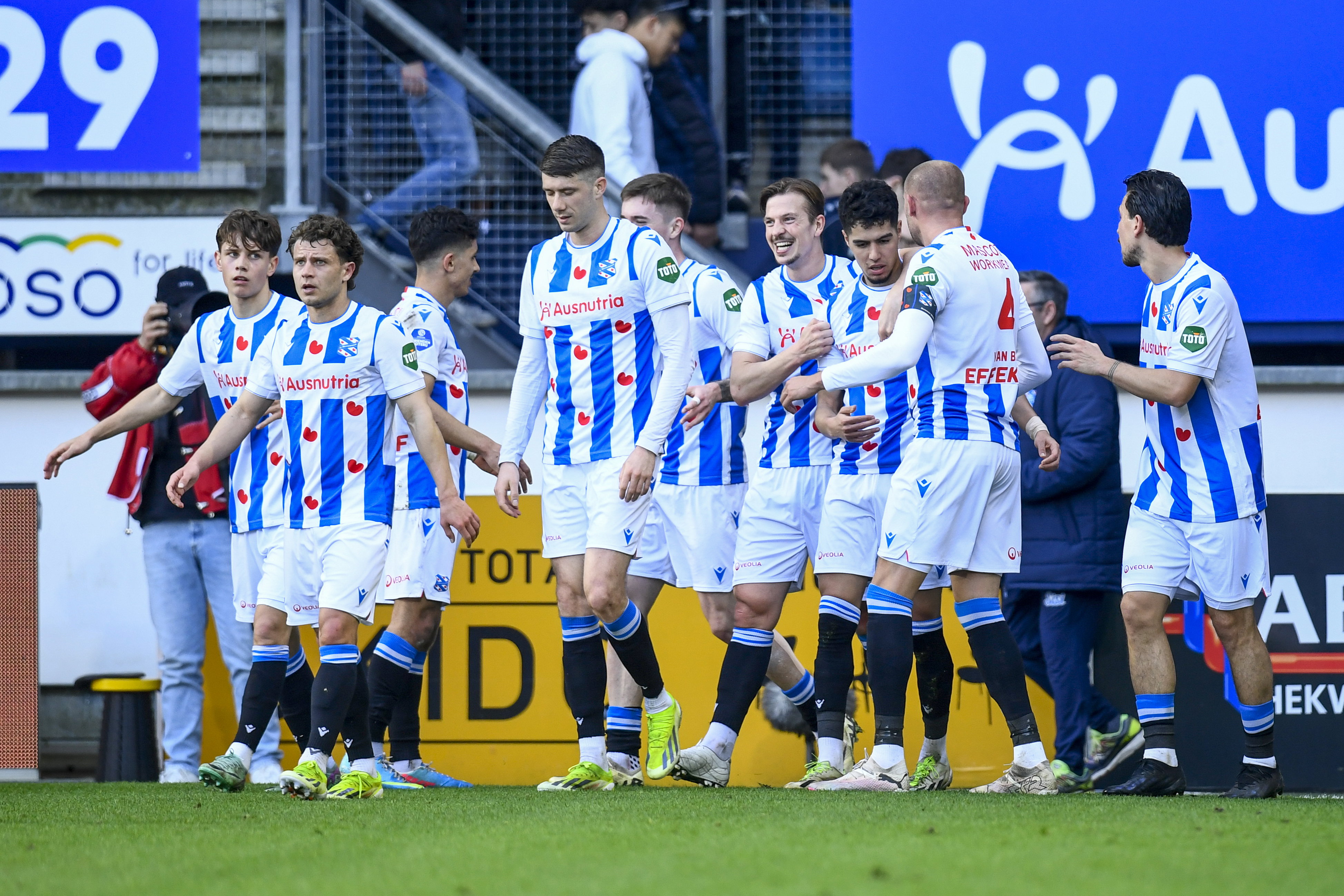SC Heerenveen viert een doelpunt
