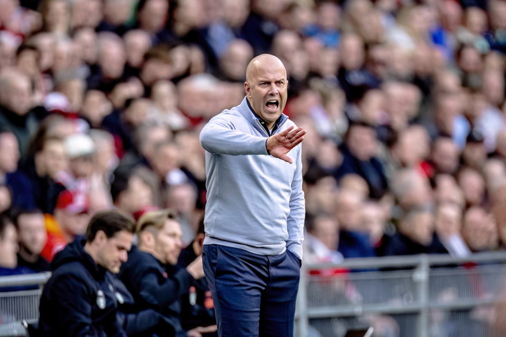 Arne Slot coachend tegen PSV