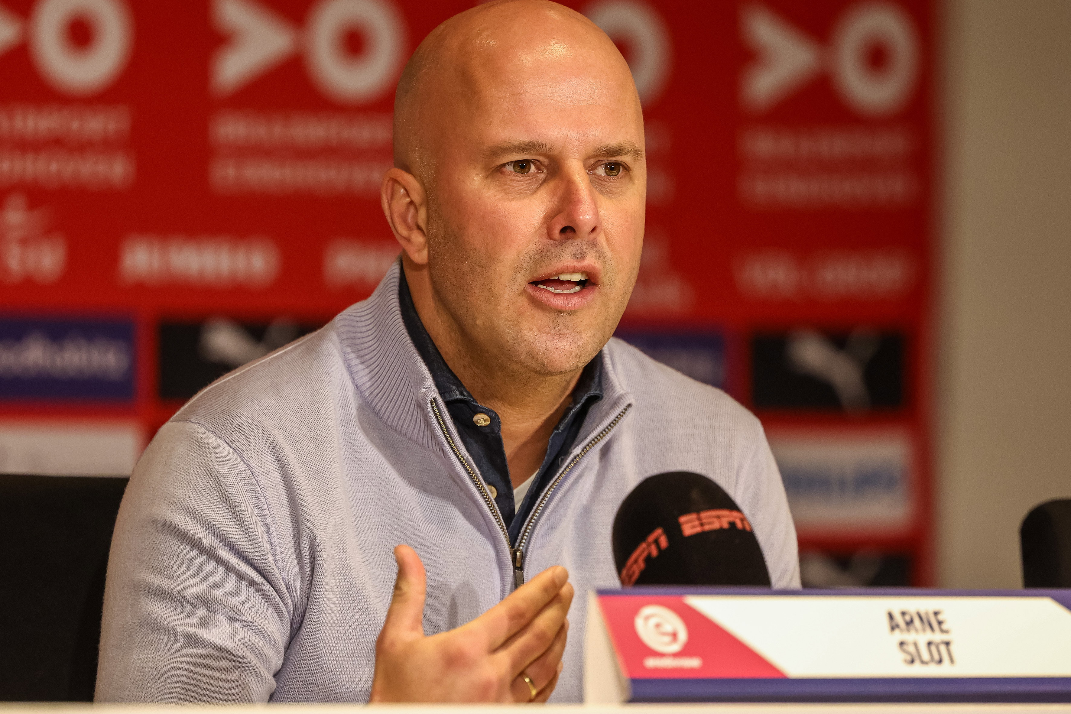 Arne Slot bij de persconferentie