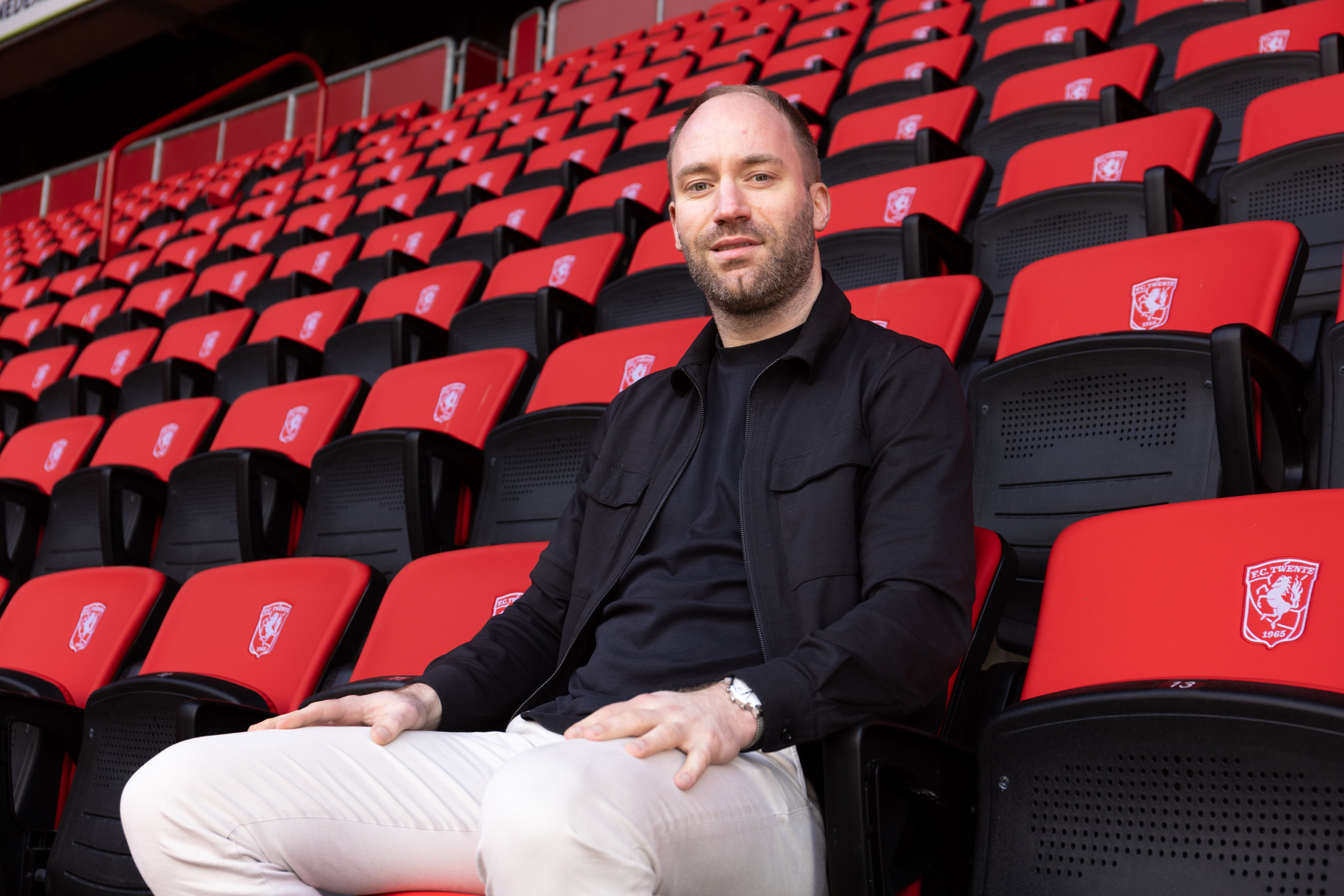 Dominique Scholten op de tribune bij FC Twente