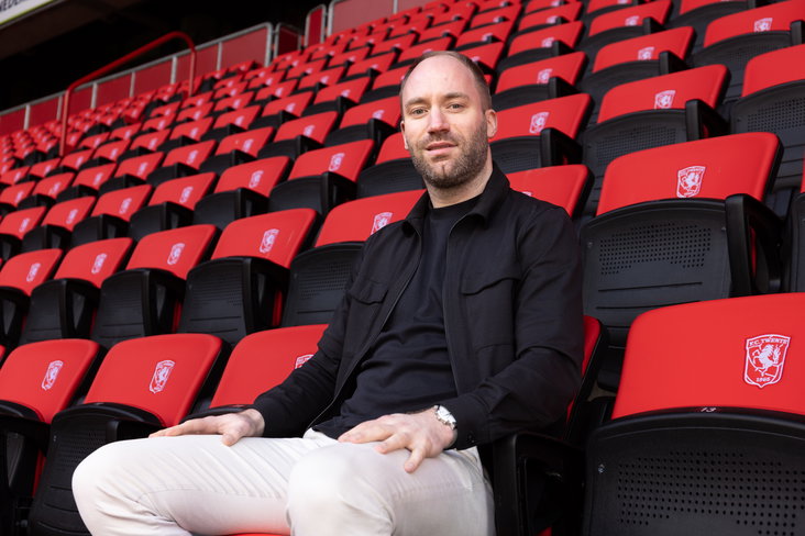Dominique Scholten op de tribune bij FC Twente
