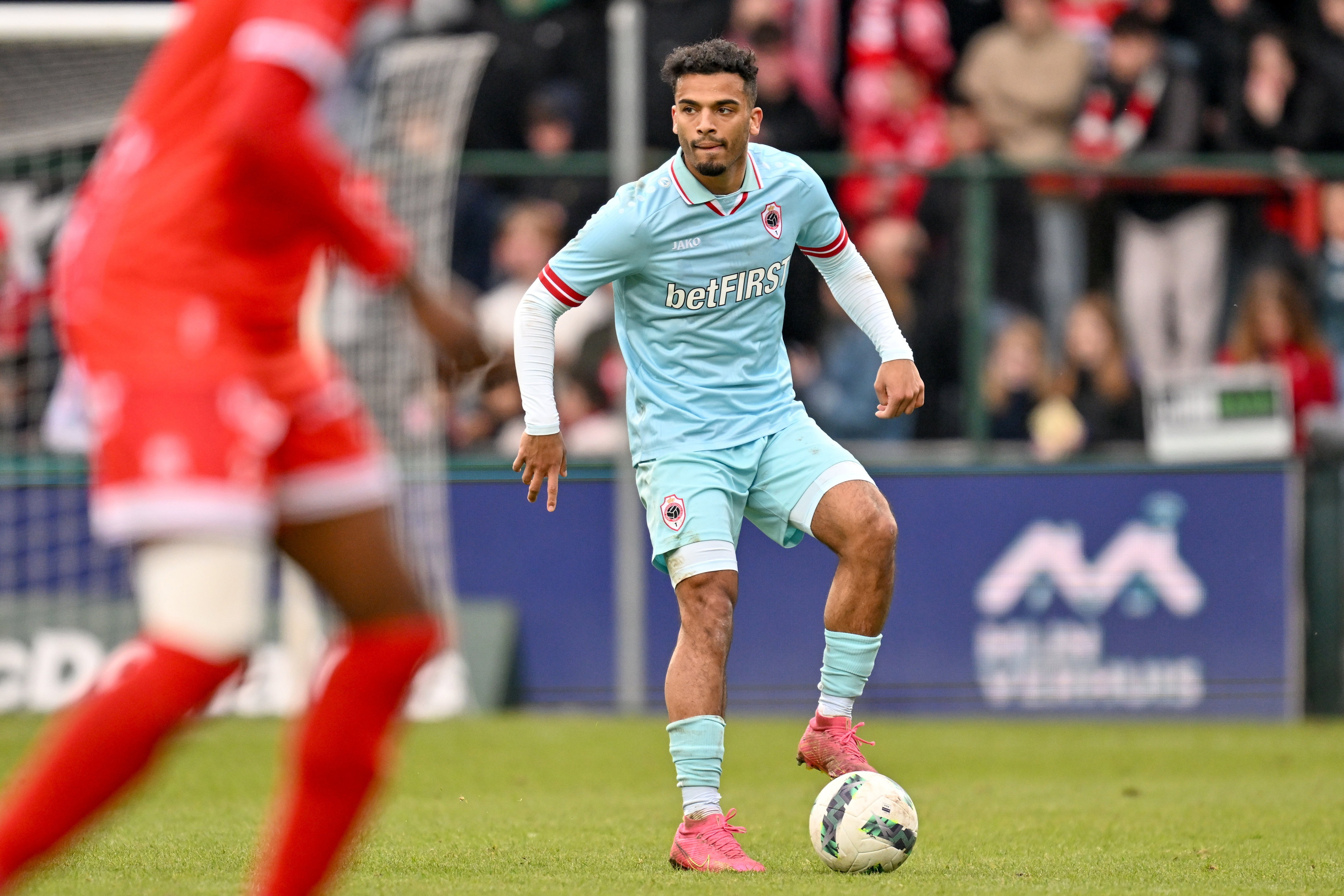 Owen Wijndal in actie namens Royal Antwerp FC