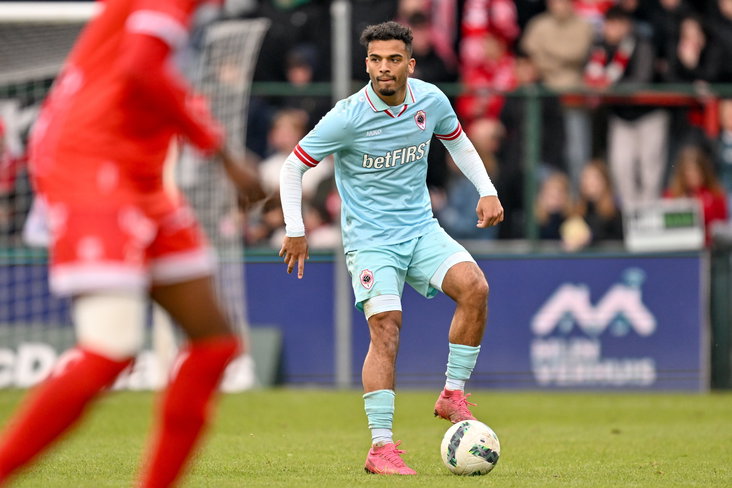 Owen Wijndal in actie namens Royal Antwerp FC