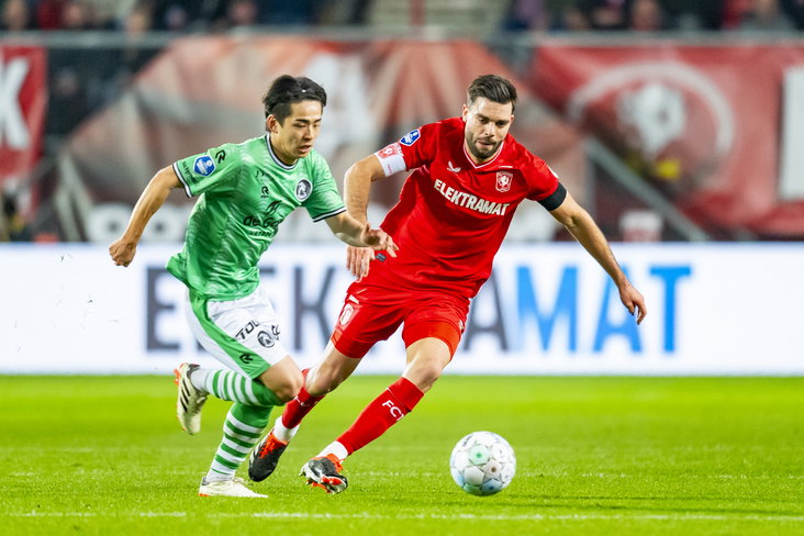 Koki Saito en Robin Pröpper in duel
