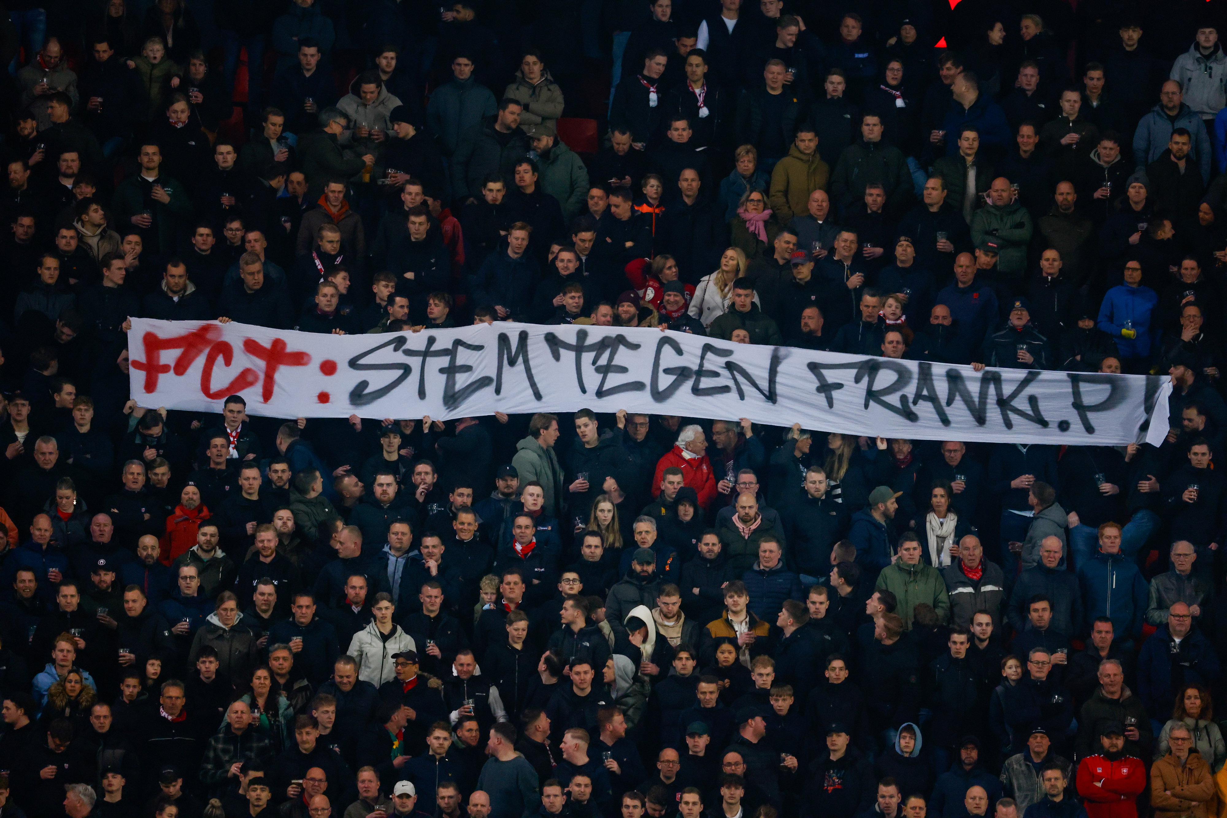 FC Twente-fans protesteren tegen de komst van Frank Paauw
