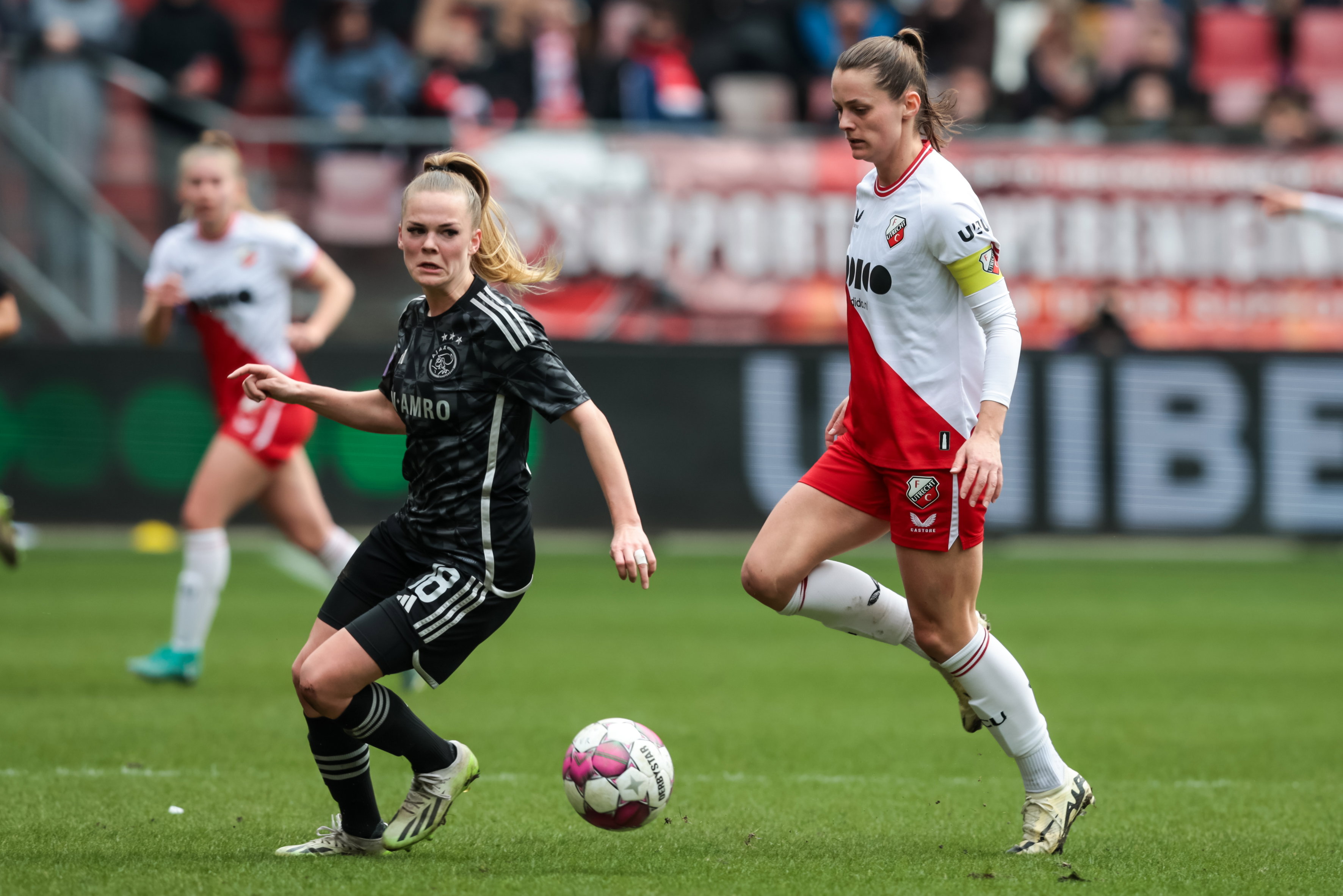 Milicia Keijzer (Ajax) en Eshly Bakker (FC Utrecht)