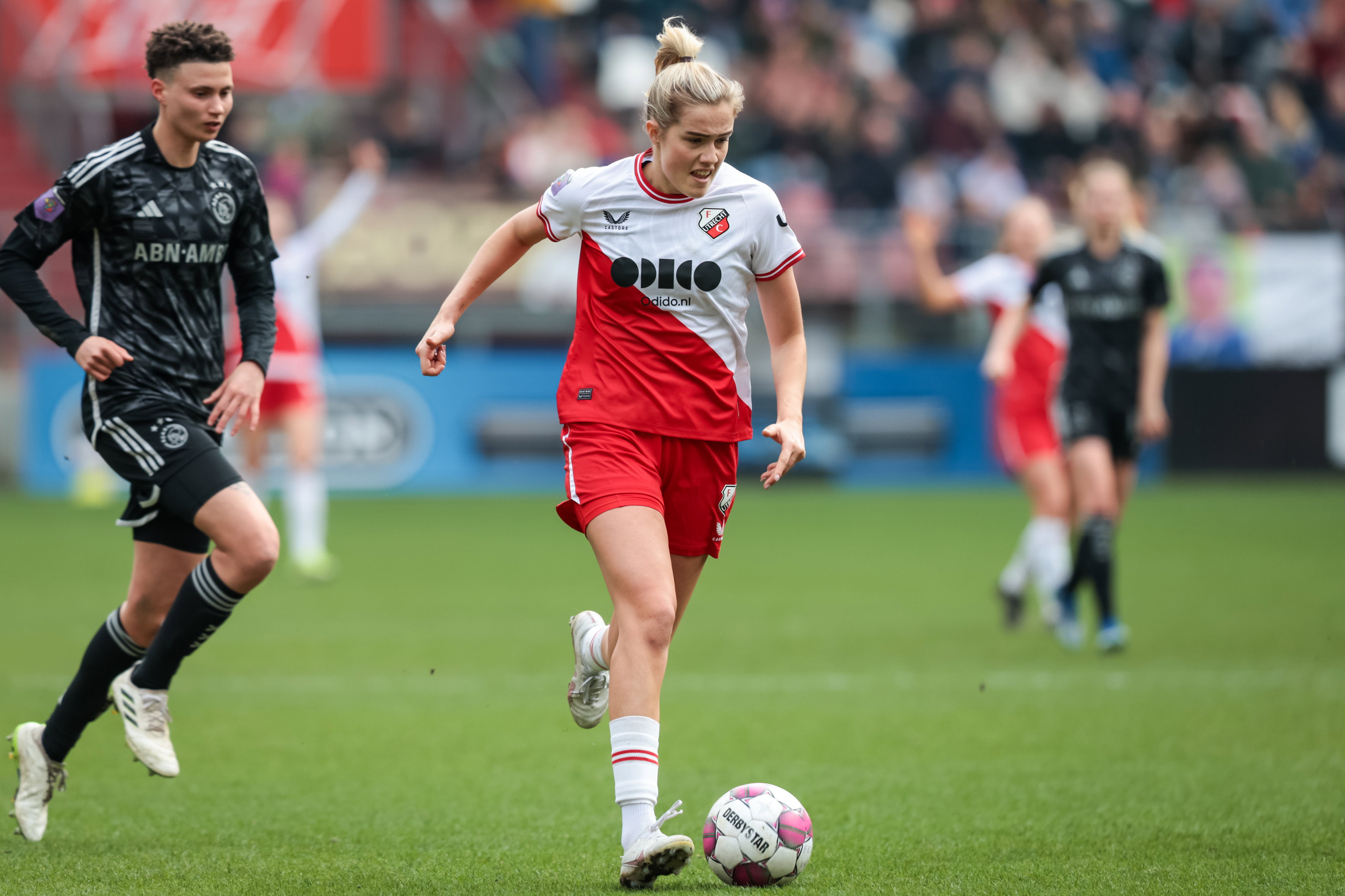 Tami Groenendijk (FC Utrecht) aan de bal tegen Ajax
