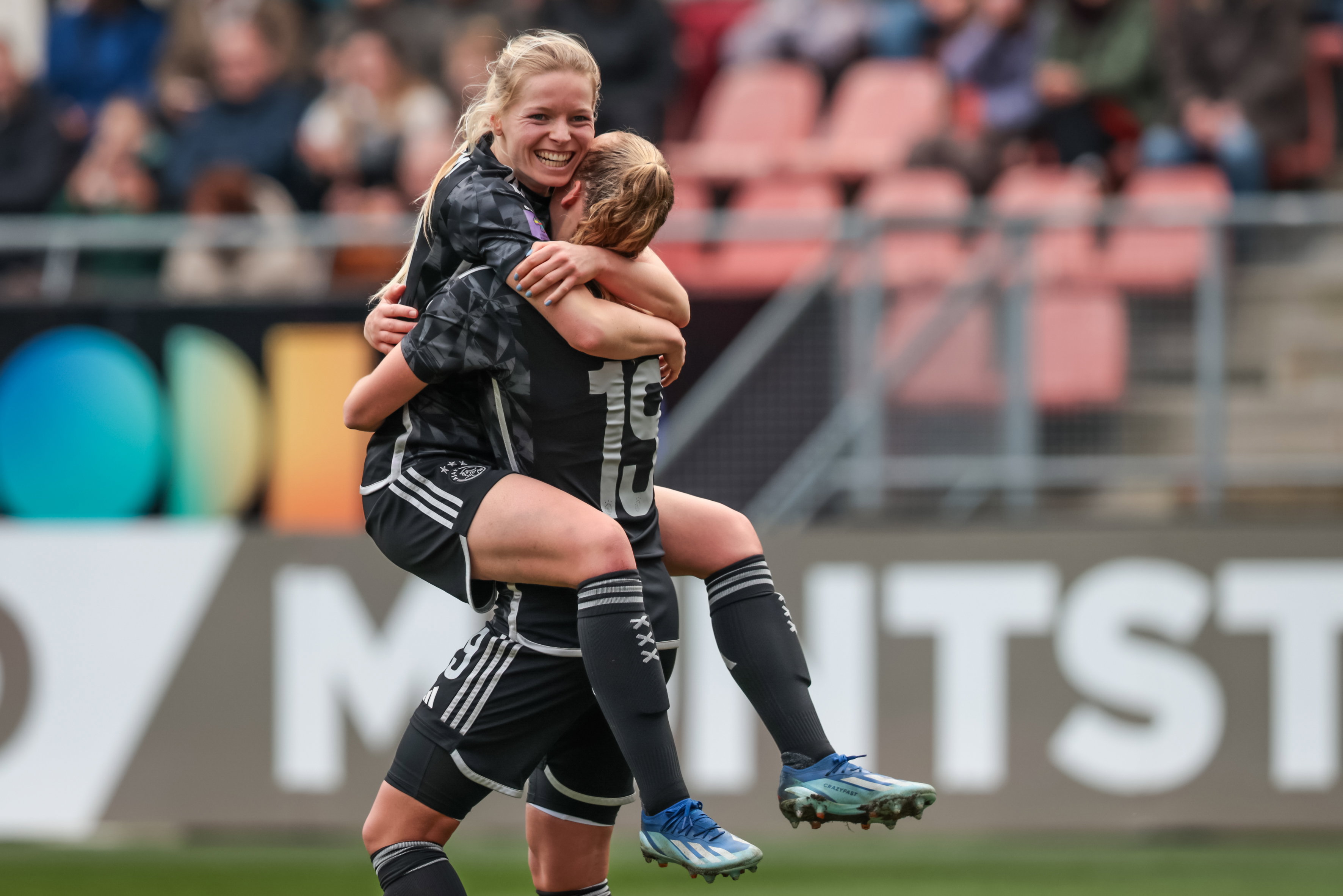 Nadine Noordam en Tiny Hoekstra juichen na een goal voor Ajax