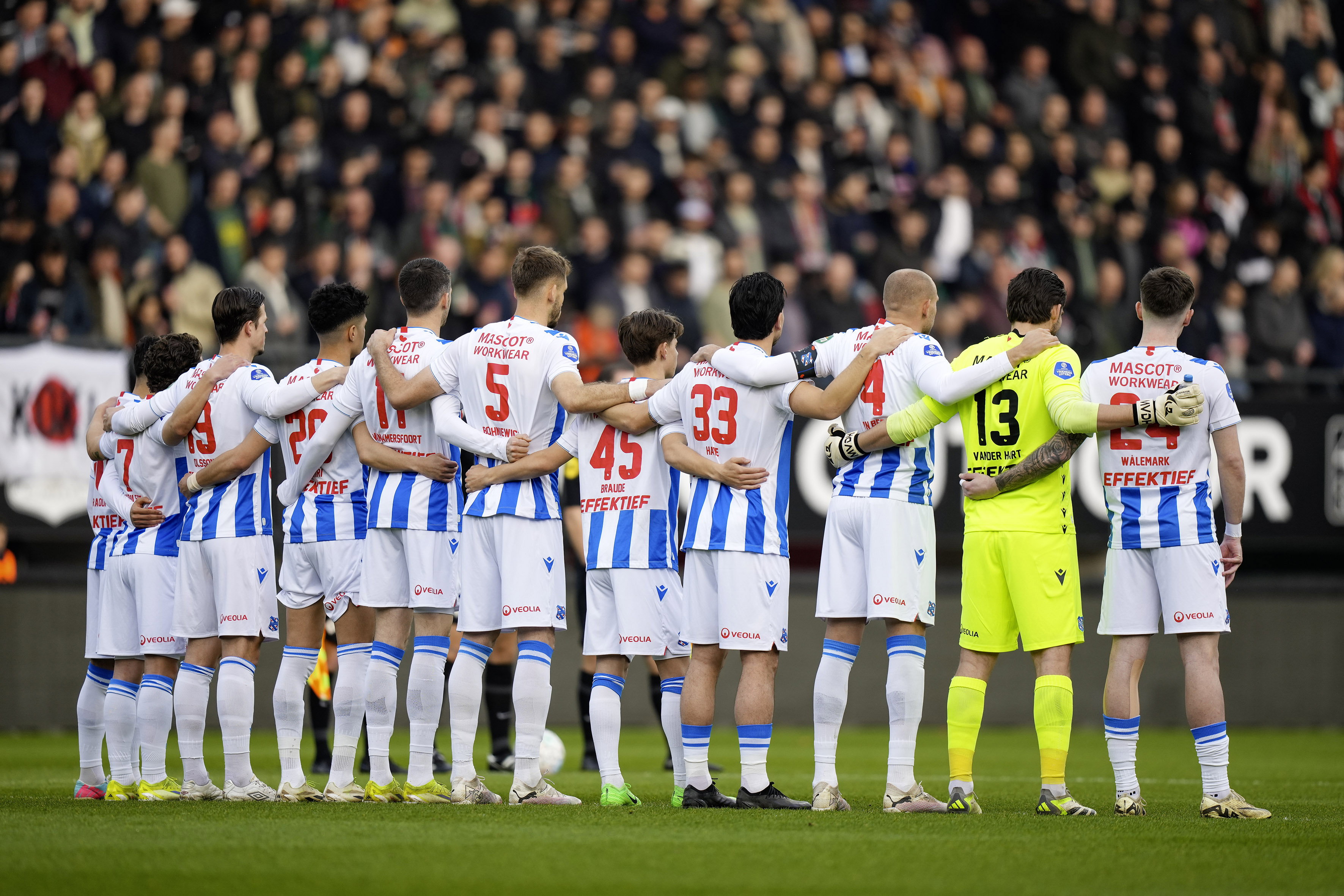 De spelers van SC Heerenveen nemen een minuut stilte in acht