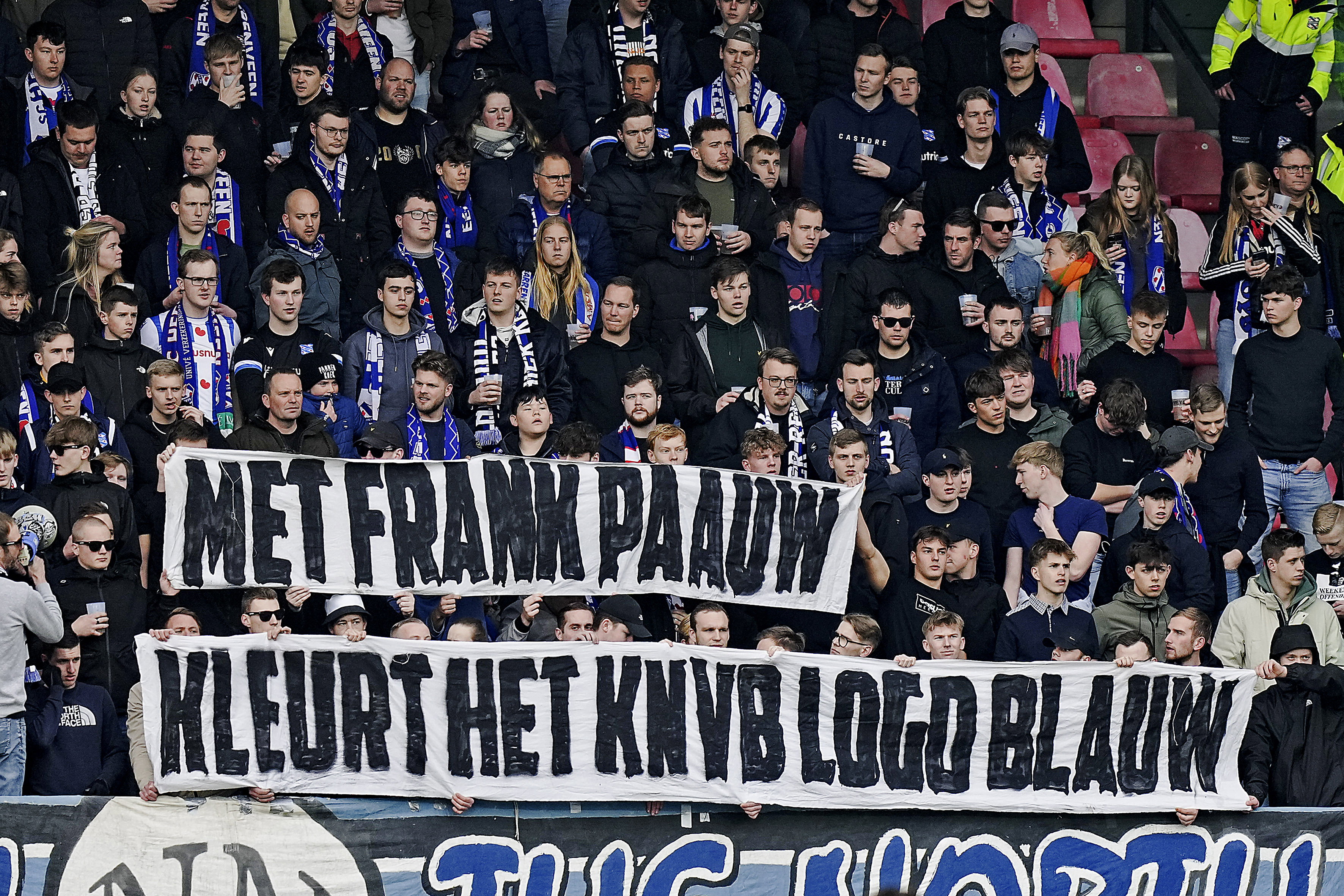 SC Heerenveen-fans met spandoek over Frank Paauw