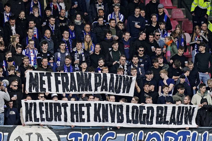SC Heerenveen-fans met spandoek over Frank Paauw