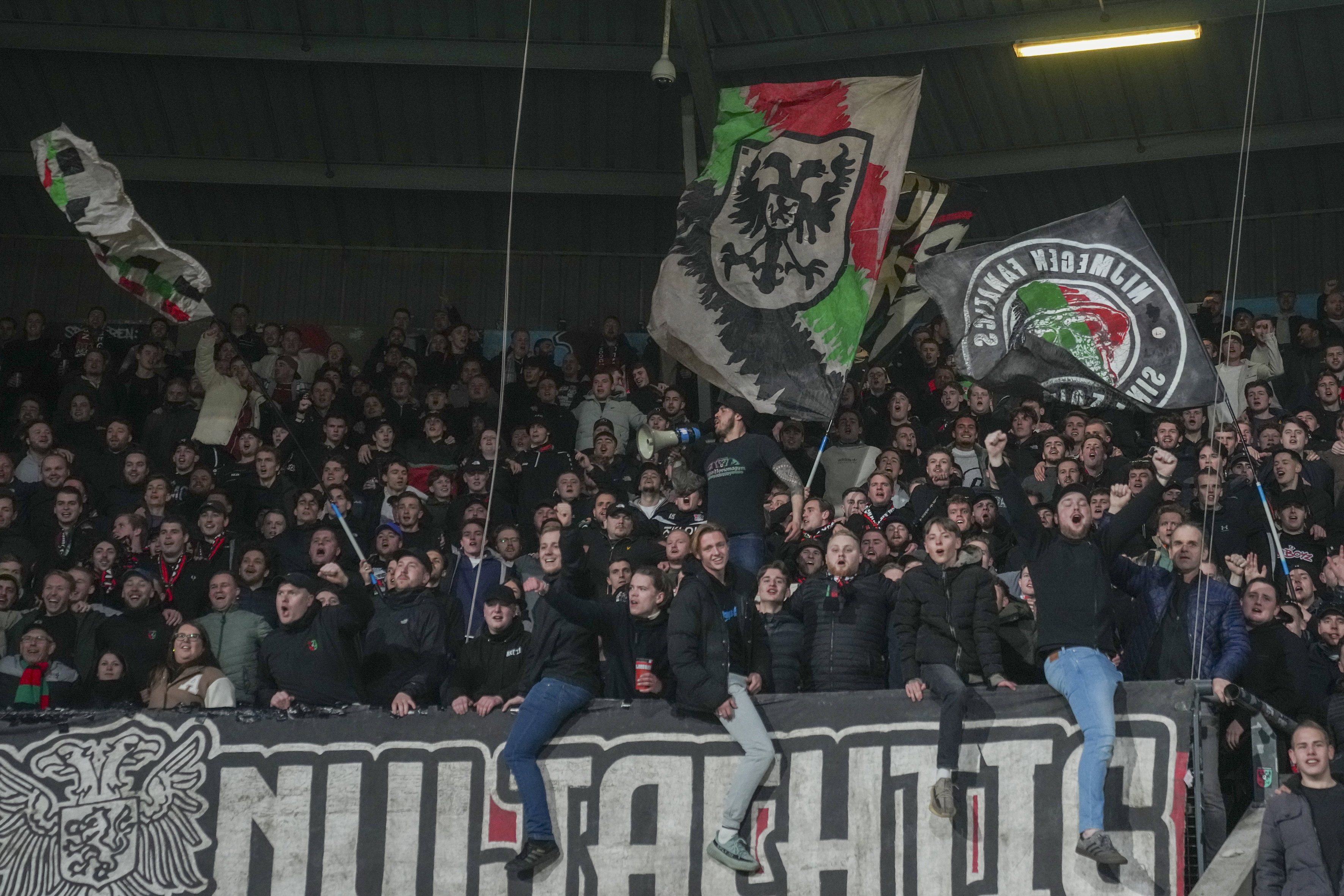 Supporters van NEC
