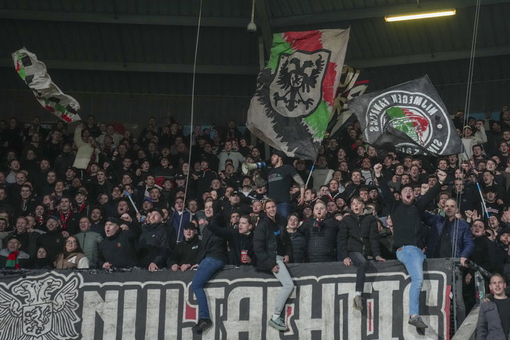 Supporters van NEC