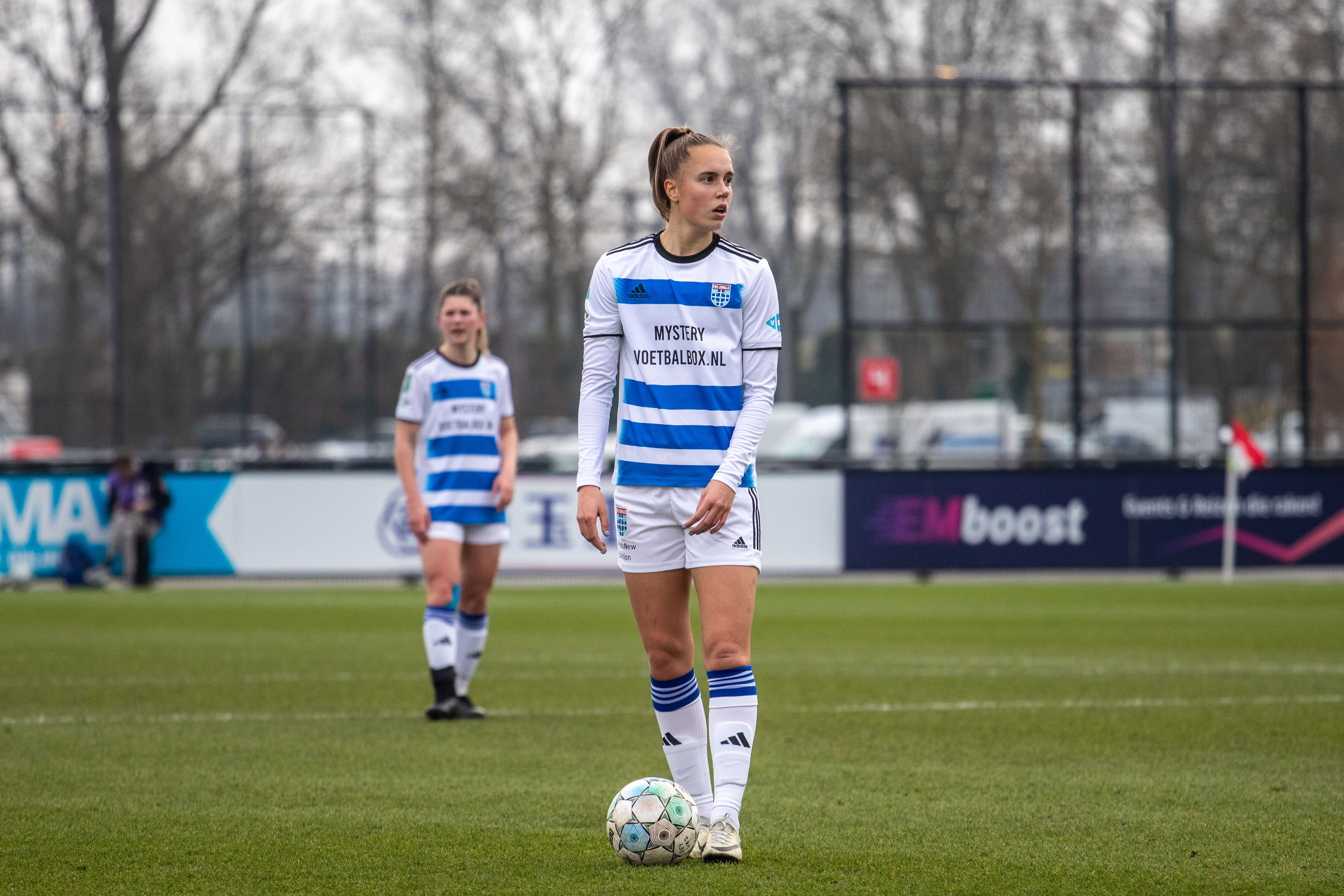 Sterre Kroezen aan de bal namens PEC Zwolle