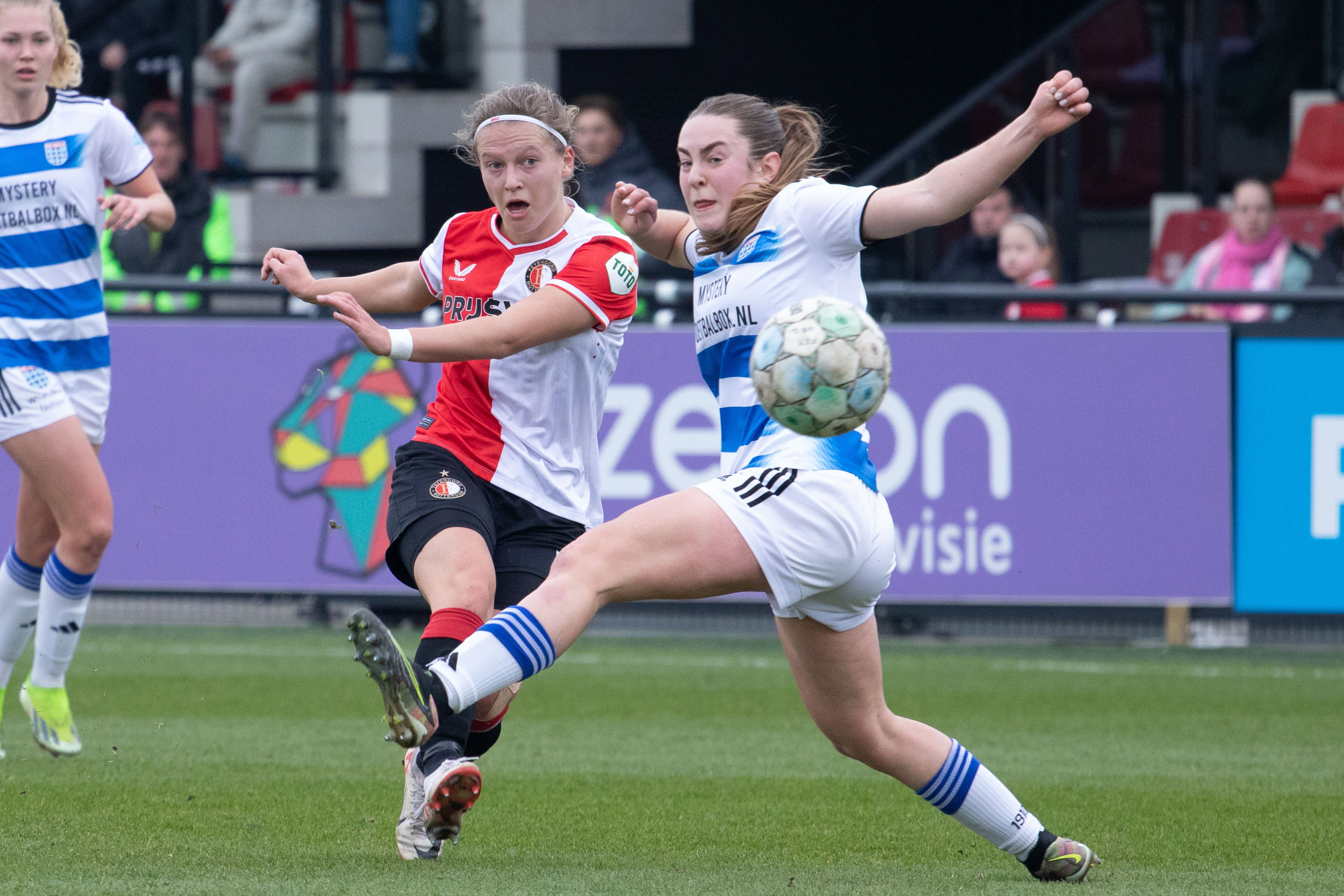 Jeva Walk in actie tegen Feyenoord