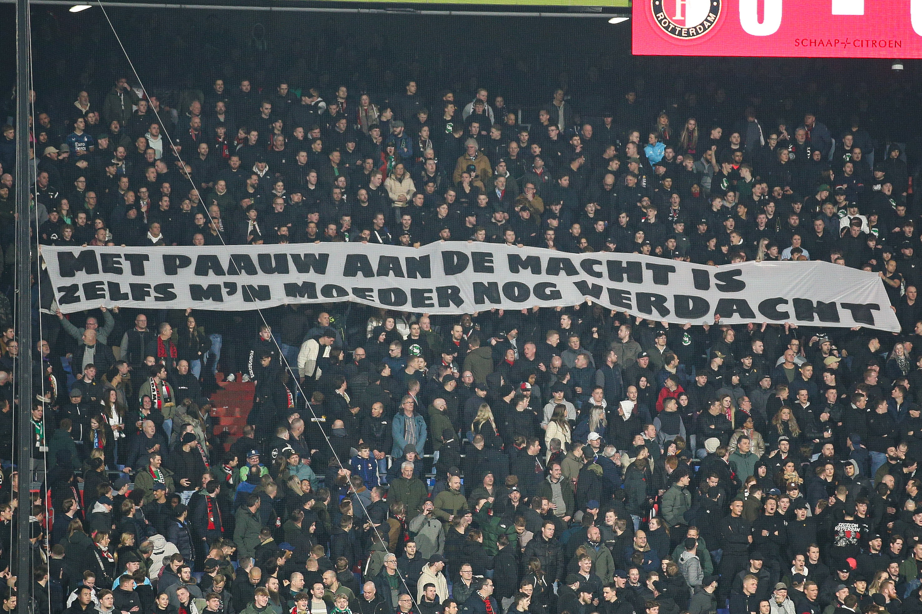 Protest tegen Frank Paauw bij Feyenoord - Heracles