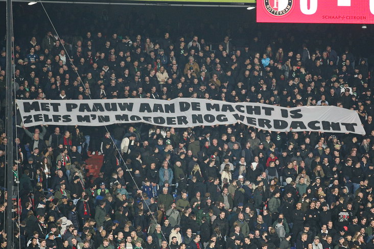 Protest tegen Frank Paauw bij Feyenoord - Heracles