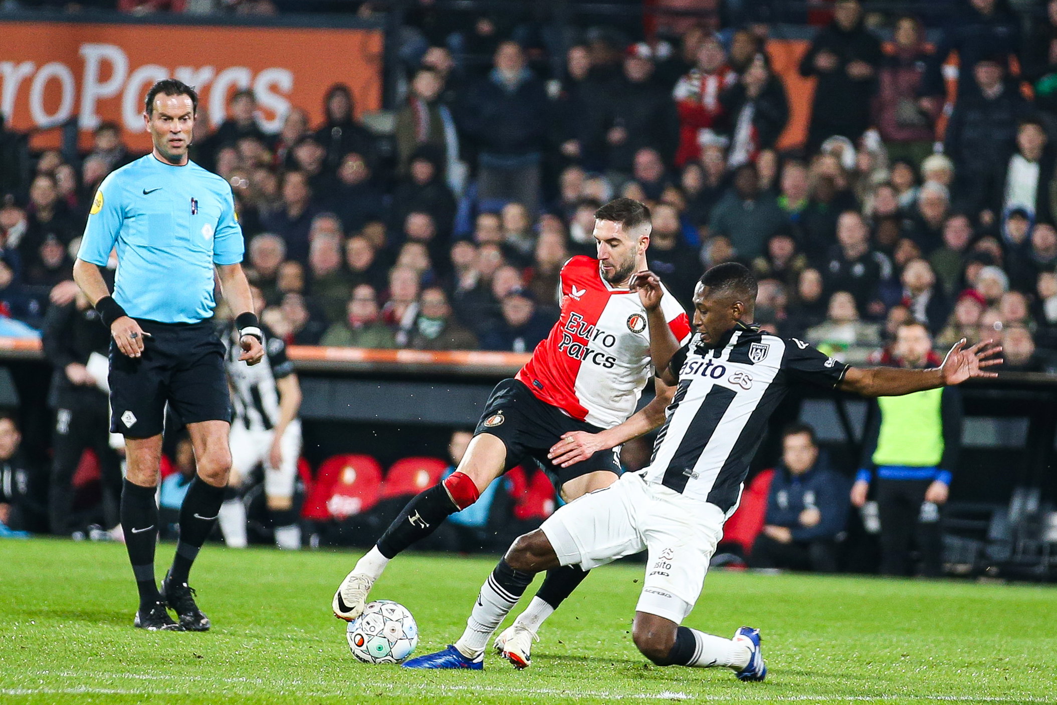 Luka Ivanusec in duel met Kelvin Leerdam