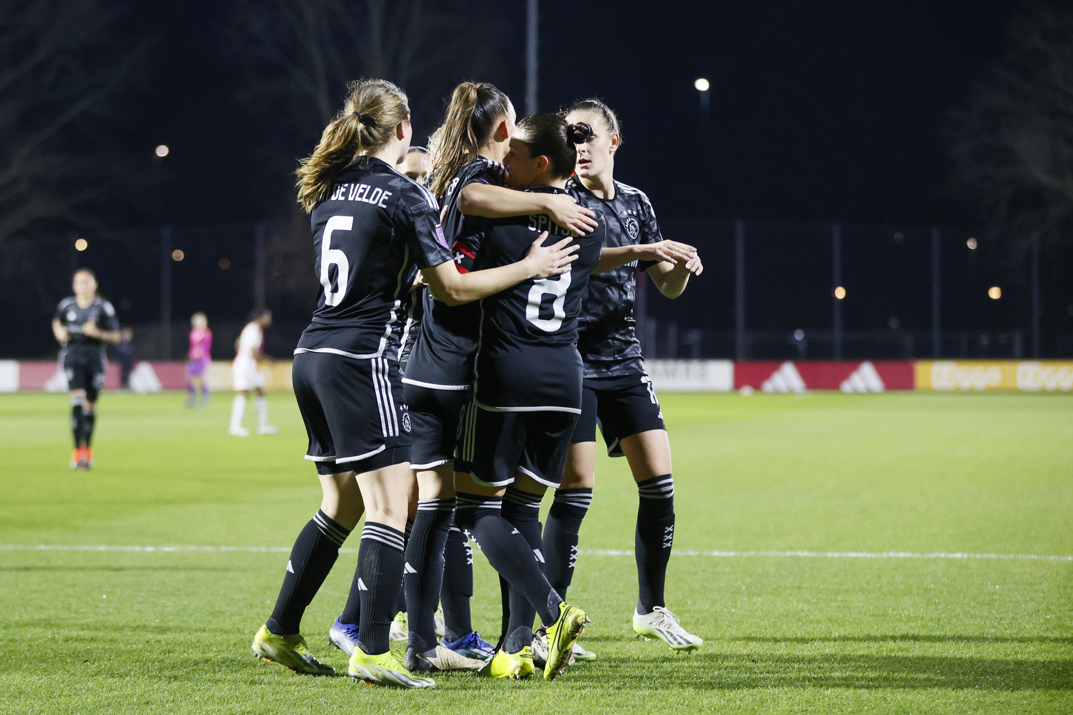 Ajax juicht na een doelpunt