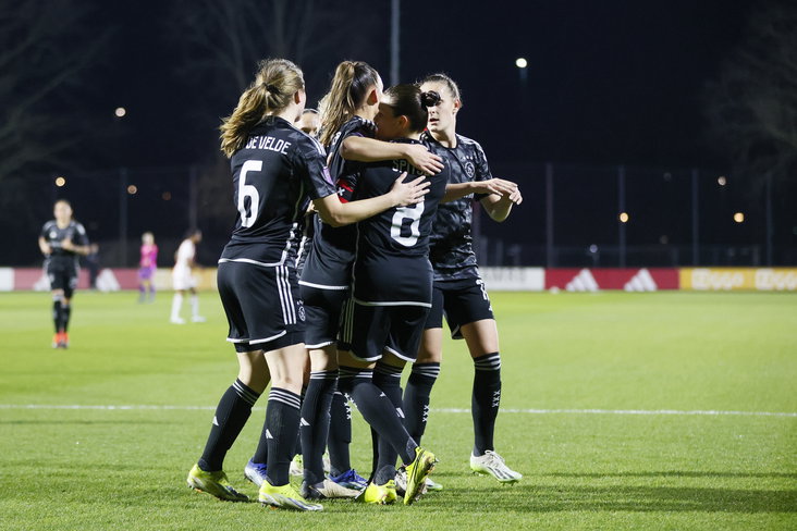 Ajax juicht na een doelpunt