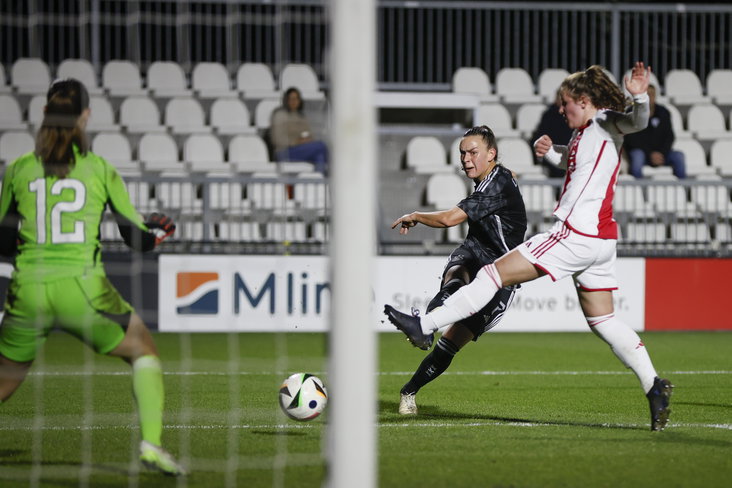 Romée Leuchter (Ajax) scoort tegen Jong Ajax