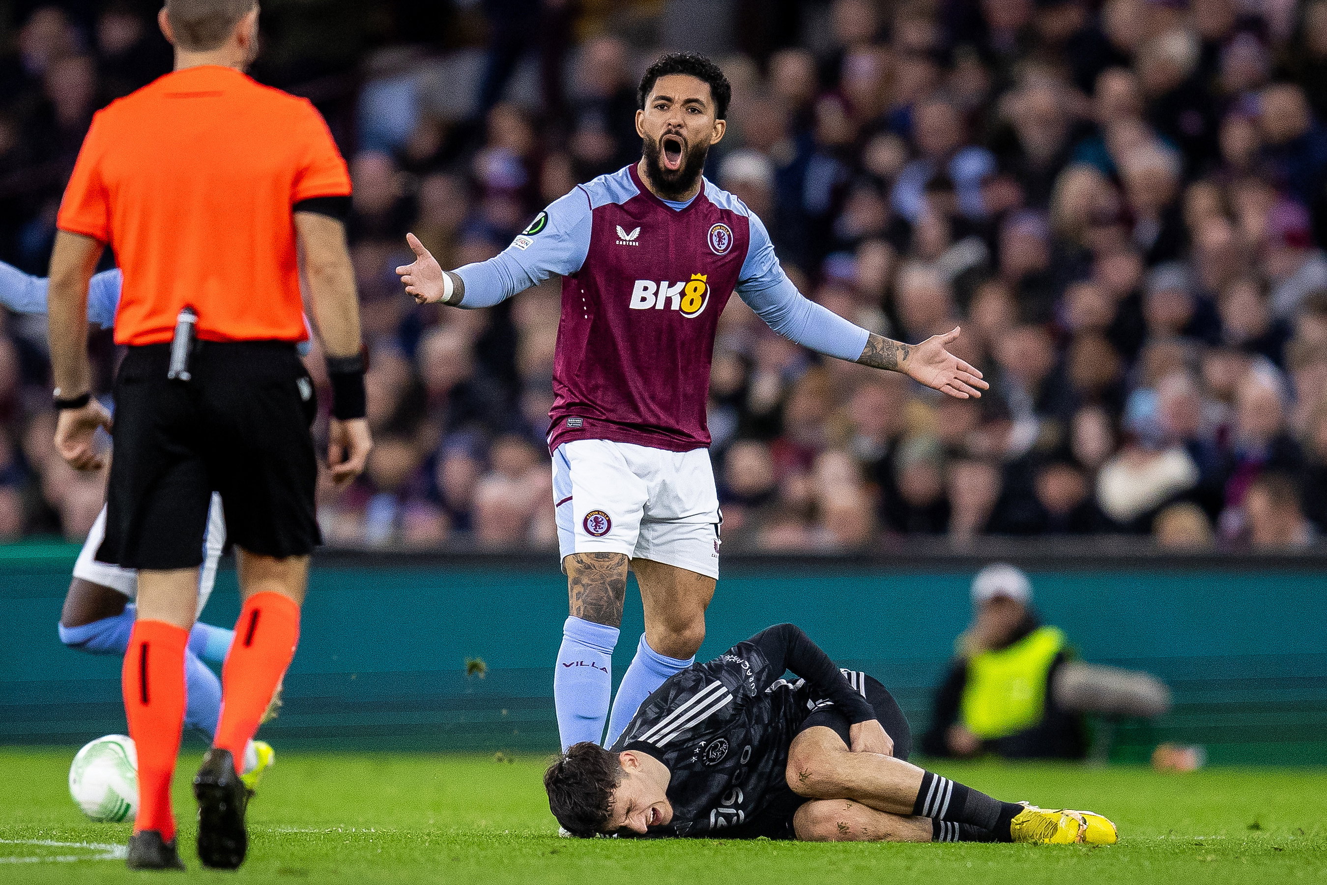 Ahmetcan Kaplan ligt geblesseerd op het veld