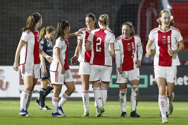 Jong Ajax juicht na een goal