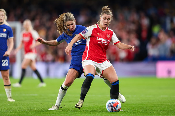Victoria Pelova met de getapete Chelsea-sokken