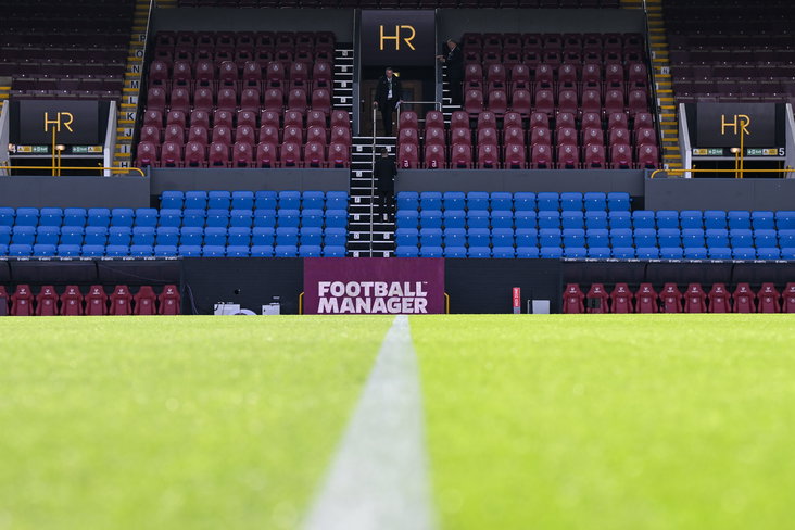 Het logo van Football Manager in een stadion