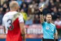 Mike van der Hoorn krijgt geel van Danny Makkelie